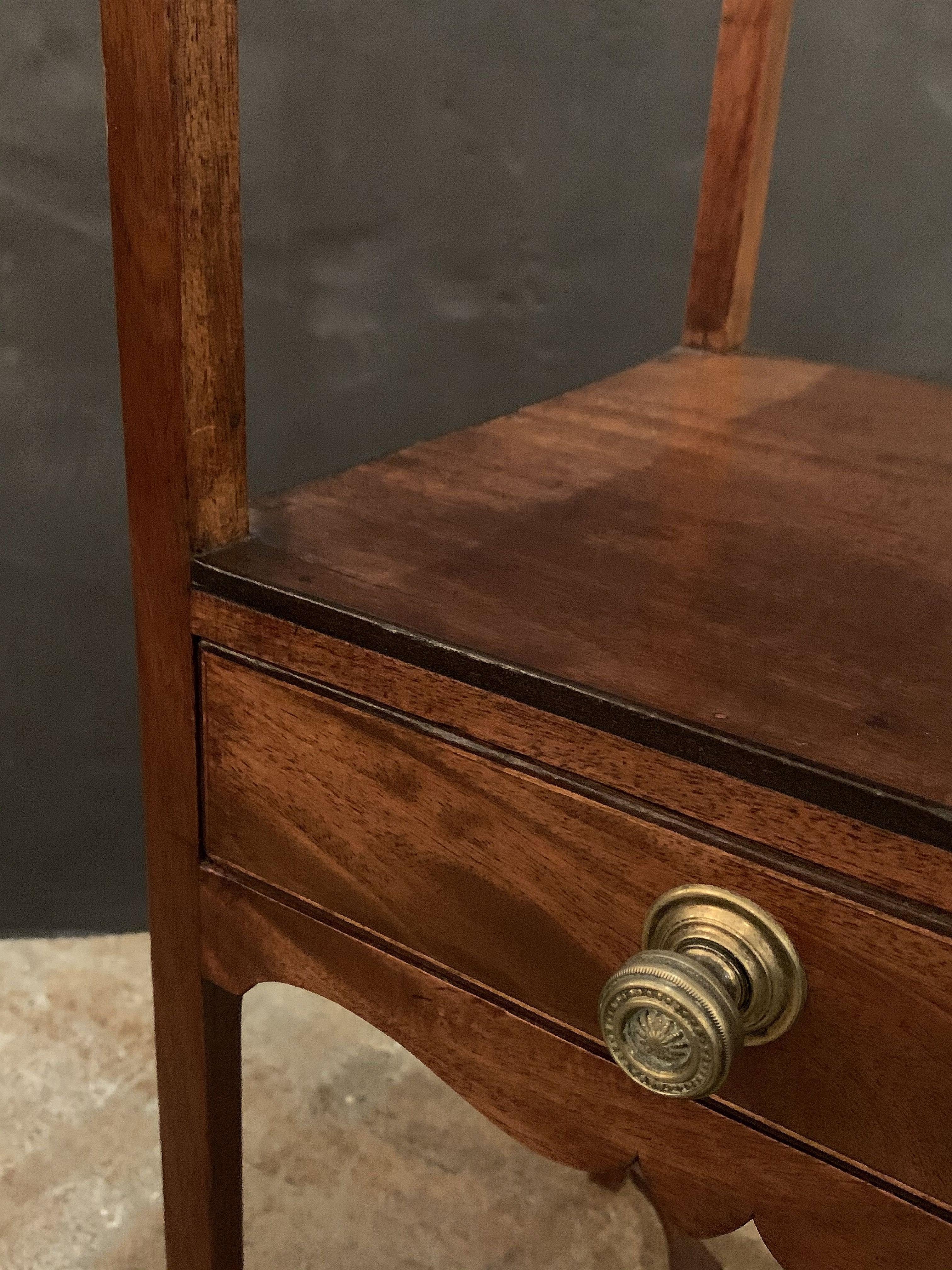 XIXe siècle Table de nuit ou table de chevet anglaise en acajou avec un tiroir en vente