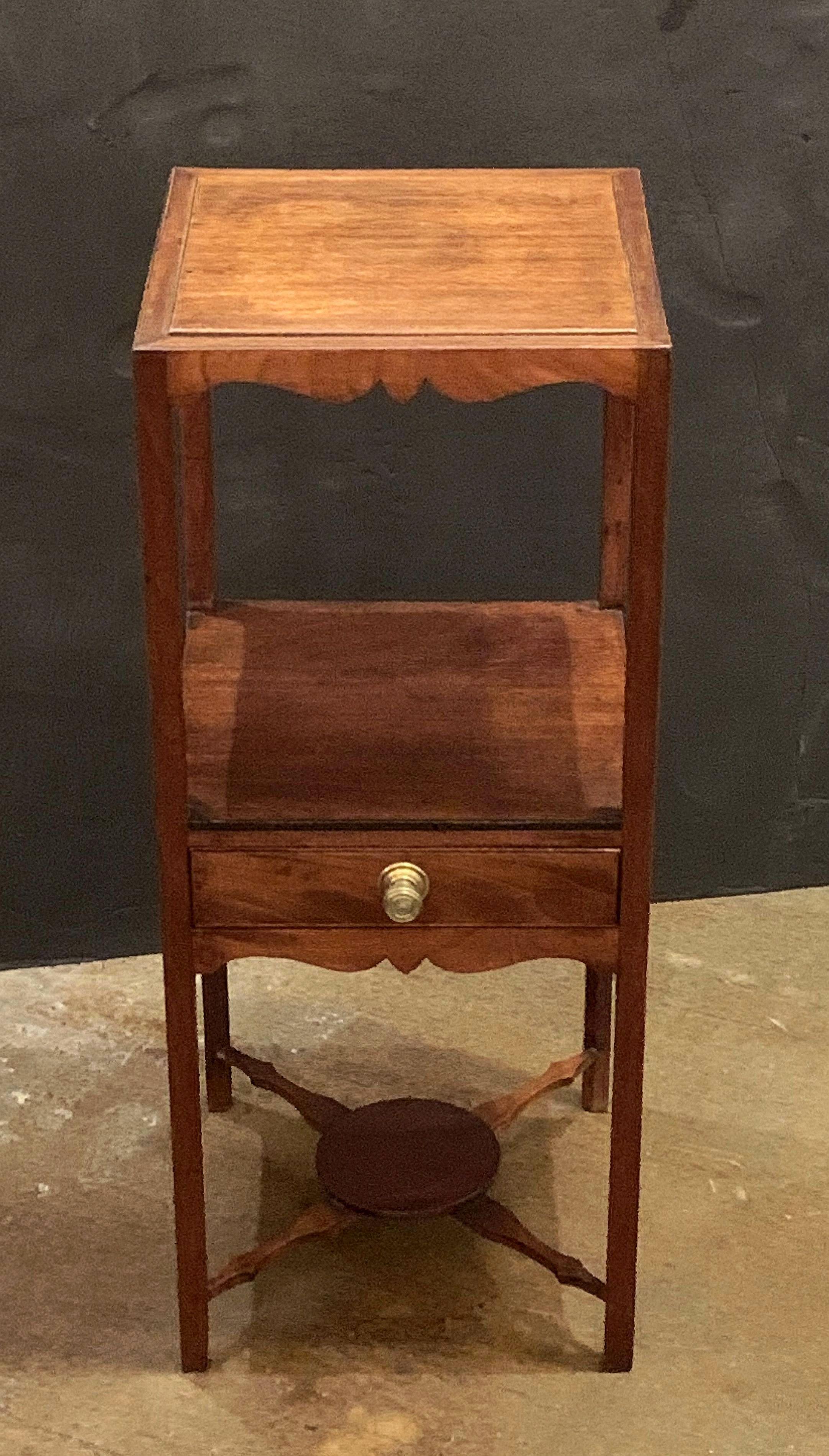 English Nightstand or Bedside Table of Mahogany with One Drawer For Sale 2