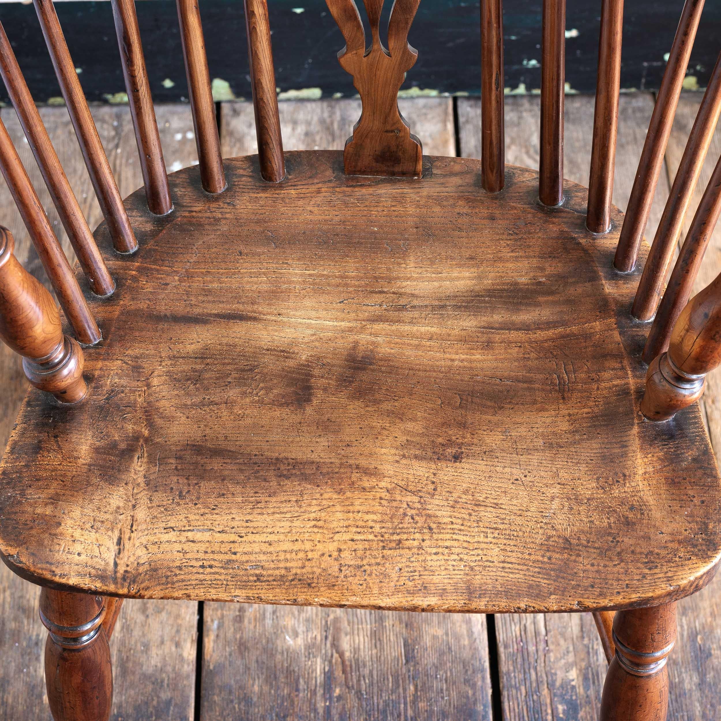 English Nineteenth Century Double-Bow Yew Windsor Chair 3