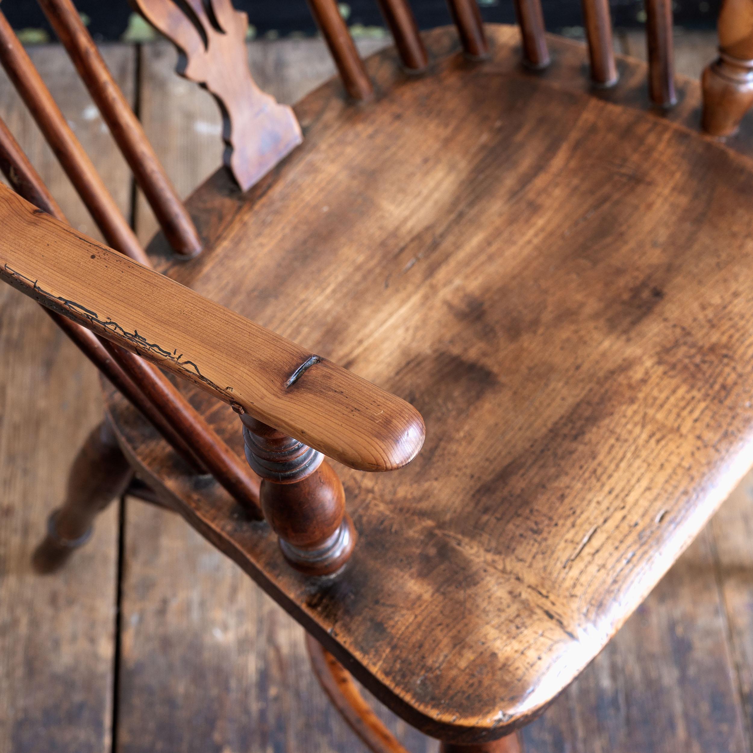 English Nineteenth Century Double-Bow Yew Windsor Chair 4