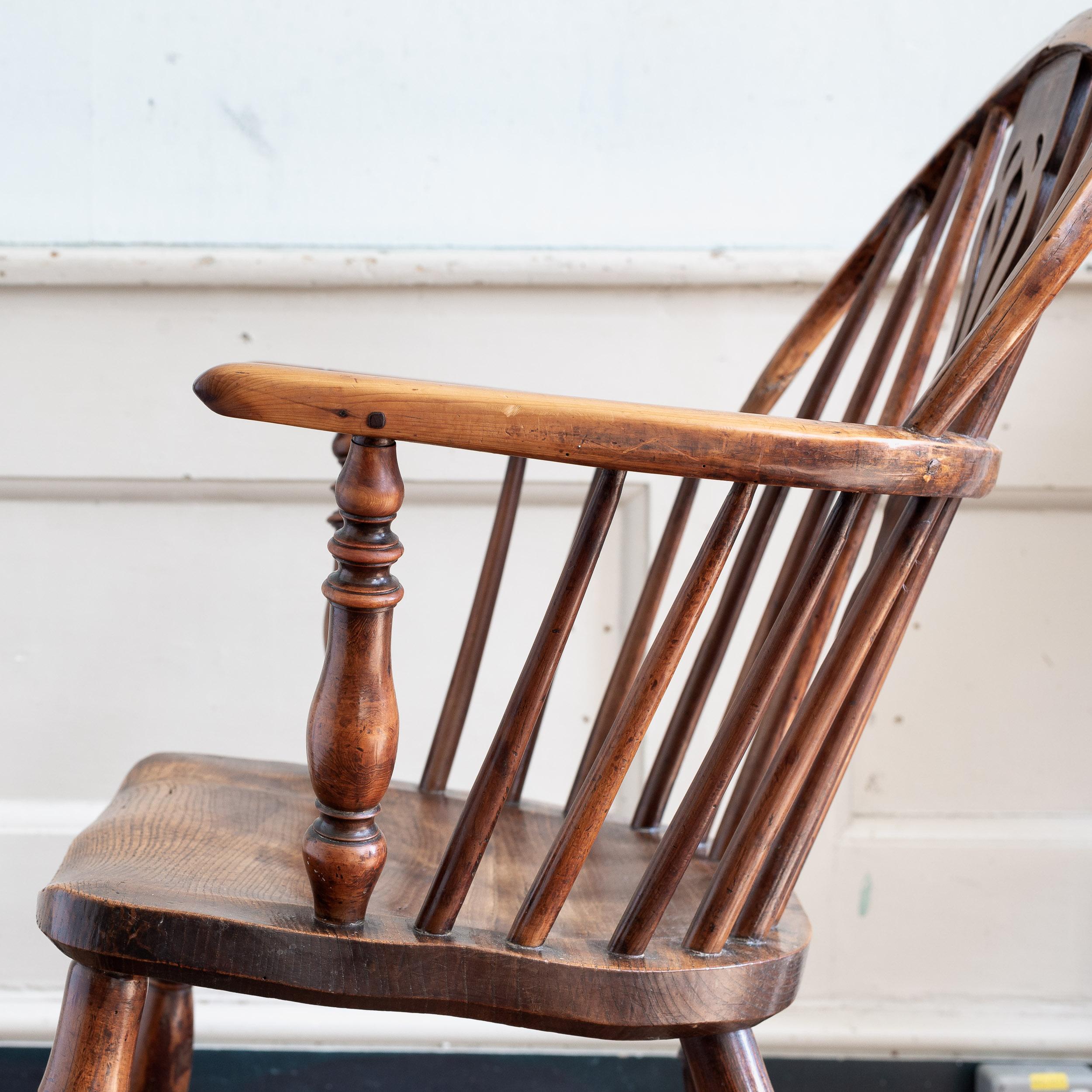 English Nineteenth Century Double-Bow Yew Windsor Chair In Fair Condition In London, GB