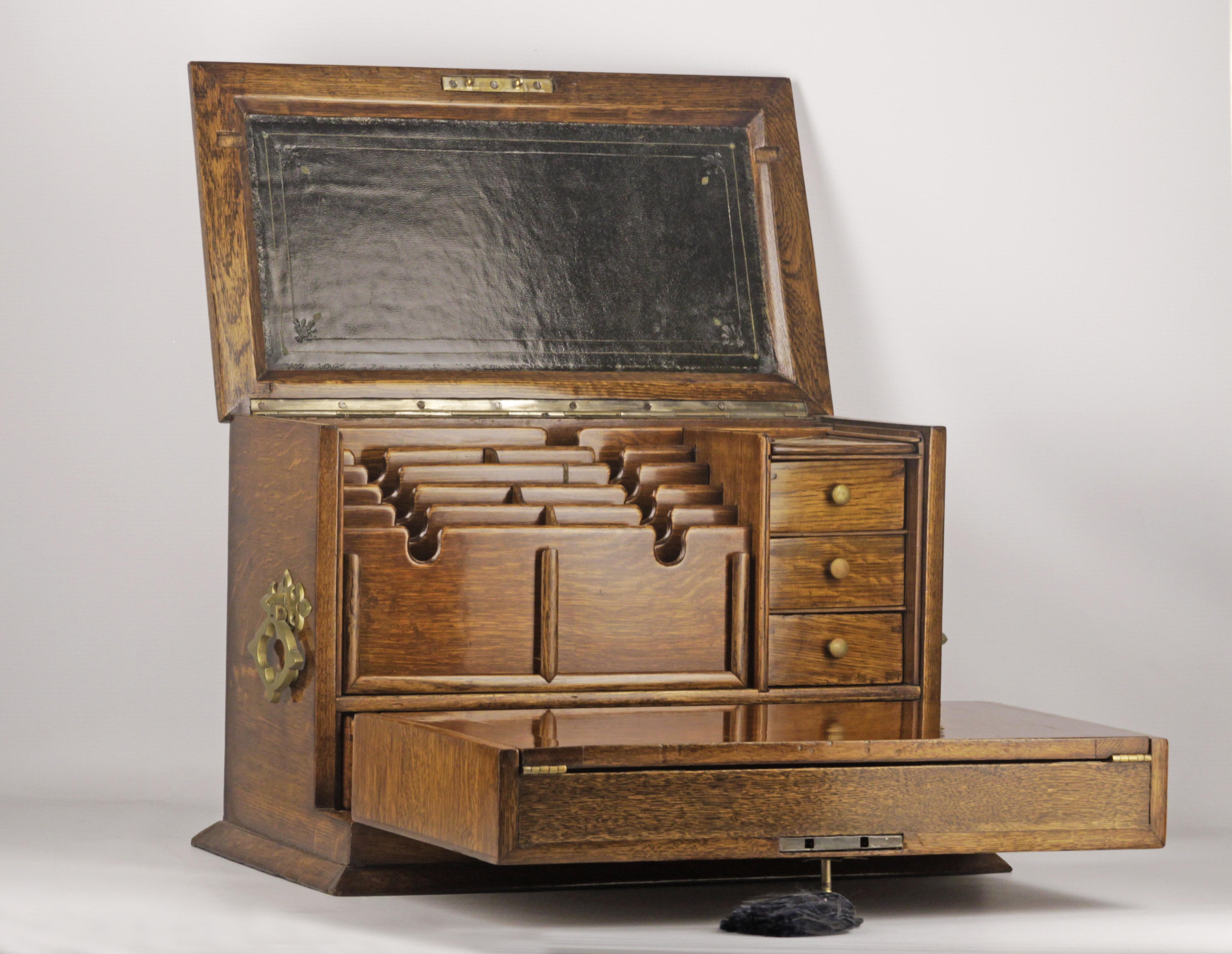 Antique Writing slope, Notary Desk or Travel Correspondence Box in oak, dating to the Edwardian period. Origin England, Circa 1910. The wood in the box is perfectly preserved showing a patina in good condition according to the age of the piece. The