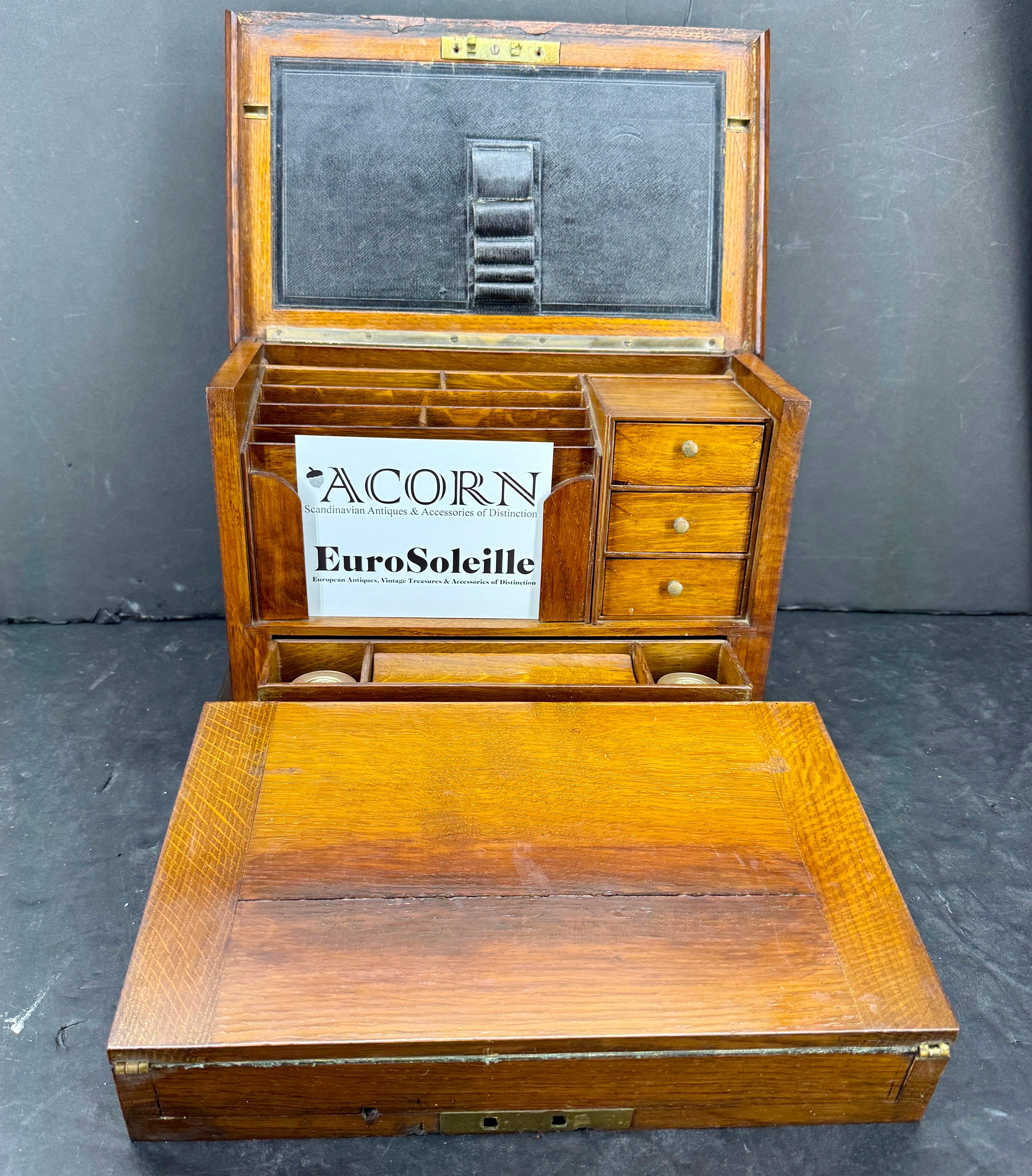 Antikes Schreibpult, Notariatsschreibtisch oder Reisekorrespondenzkasten aus Eiche, aus der Edwardianischen Zeit. Herkunft England, CIRCA 1910. 
Das Holz in der Box zeigt eine Patina in gutem Zustand, entsprechend dem Alter des Stücks. Öffnung aus