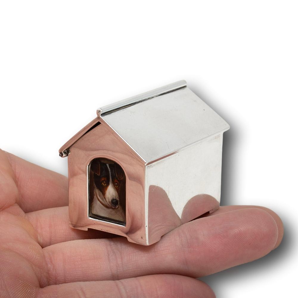 Emaillierter Jack Russel - ca. 47 Gramm Gewicht

Wir freuen uns, Ihnen aus unserer Silberkollektion dieses Vesta-Etui aus Silber und Emaille mit Hundezwinger anbieten zu können. Die Silber und Emaille Vesta Fall von Novelty Form modelliert als ein