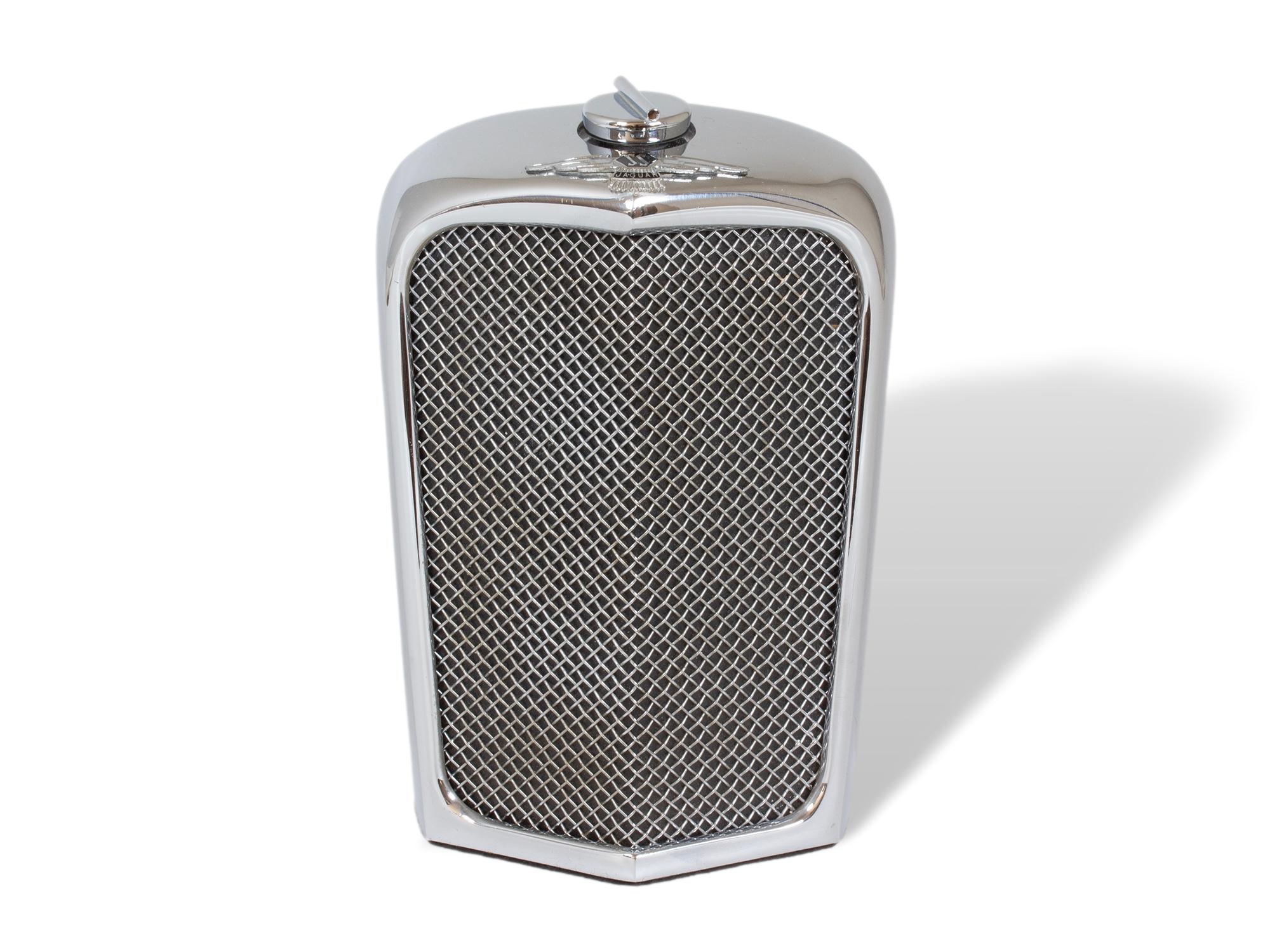 Kostenloser weltweiter Versand

Signiert und markiert Ruddspeed

Wir freuen uns, Ihnen aus unserer Dekanter-Kollektion dieses seltene Exemplar des Jaguar SS Car Radiator Decanter von Ruddspeed anbieten zu können. Der Dekanter ist einem Kühlergrill