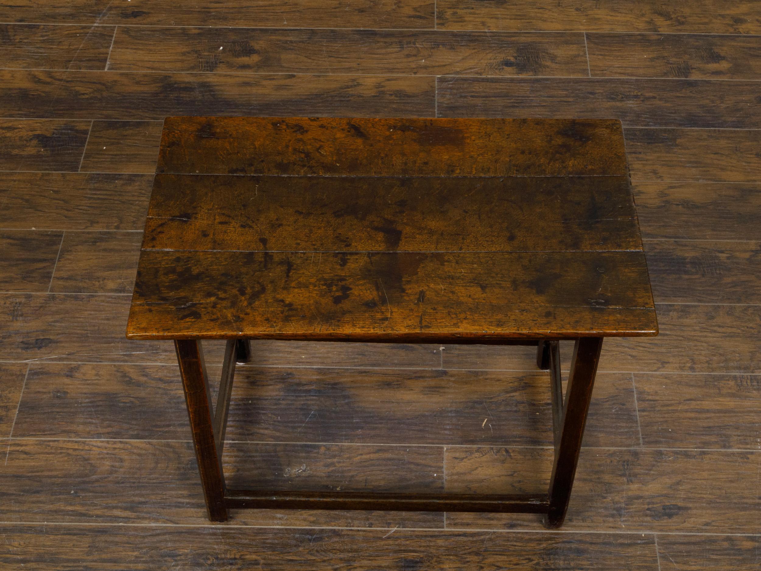 English Oak 1800s Side Table with Planked Top, Straight Legs and Stretchers For Sale 3