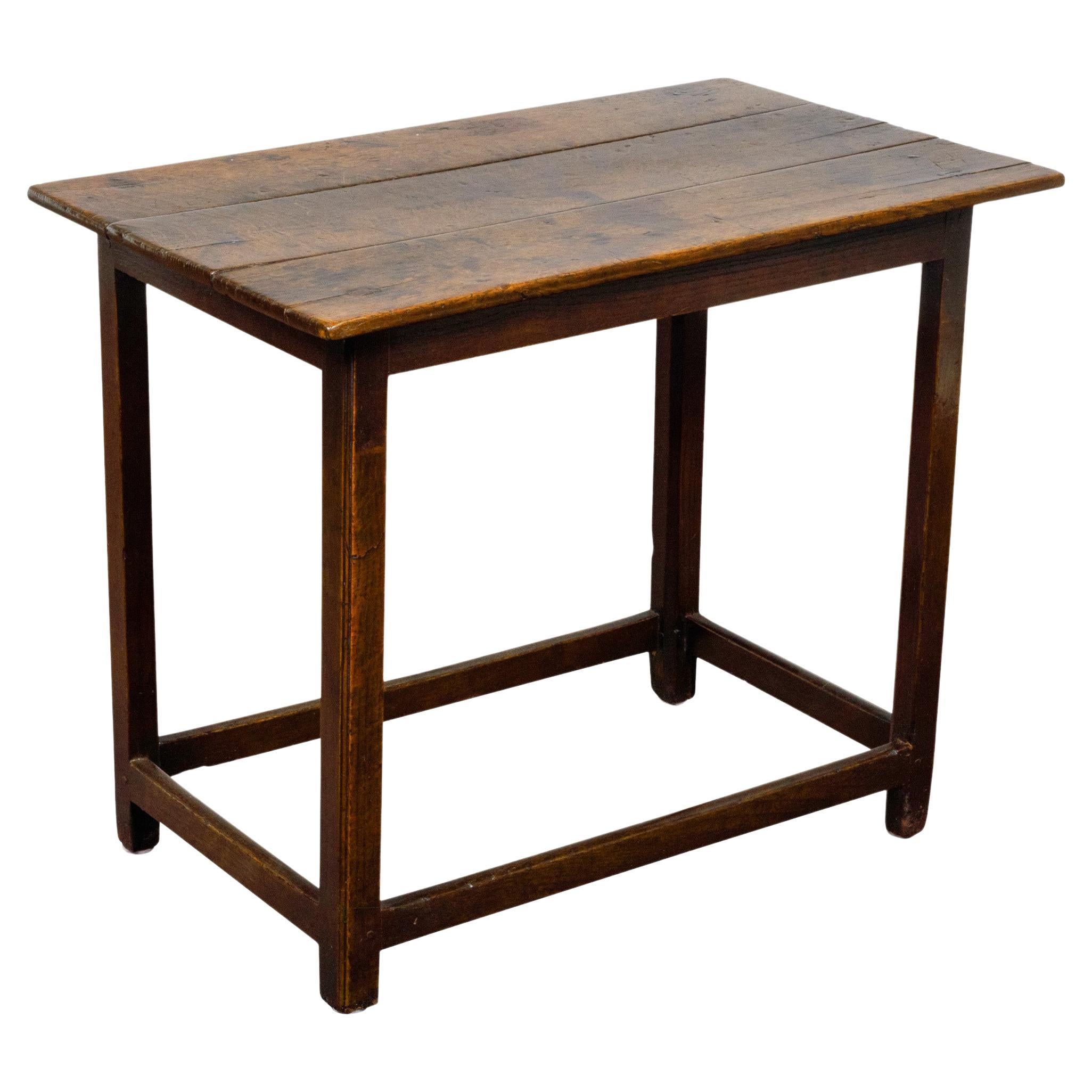 English Oak 1800s Side Table with Planked Top, Straight Legs and Stretchers