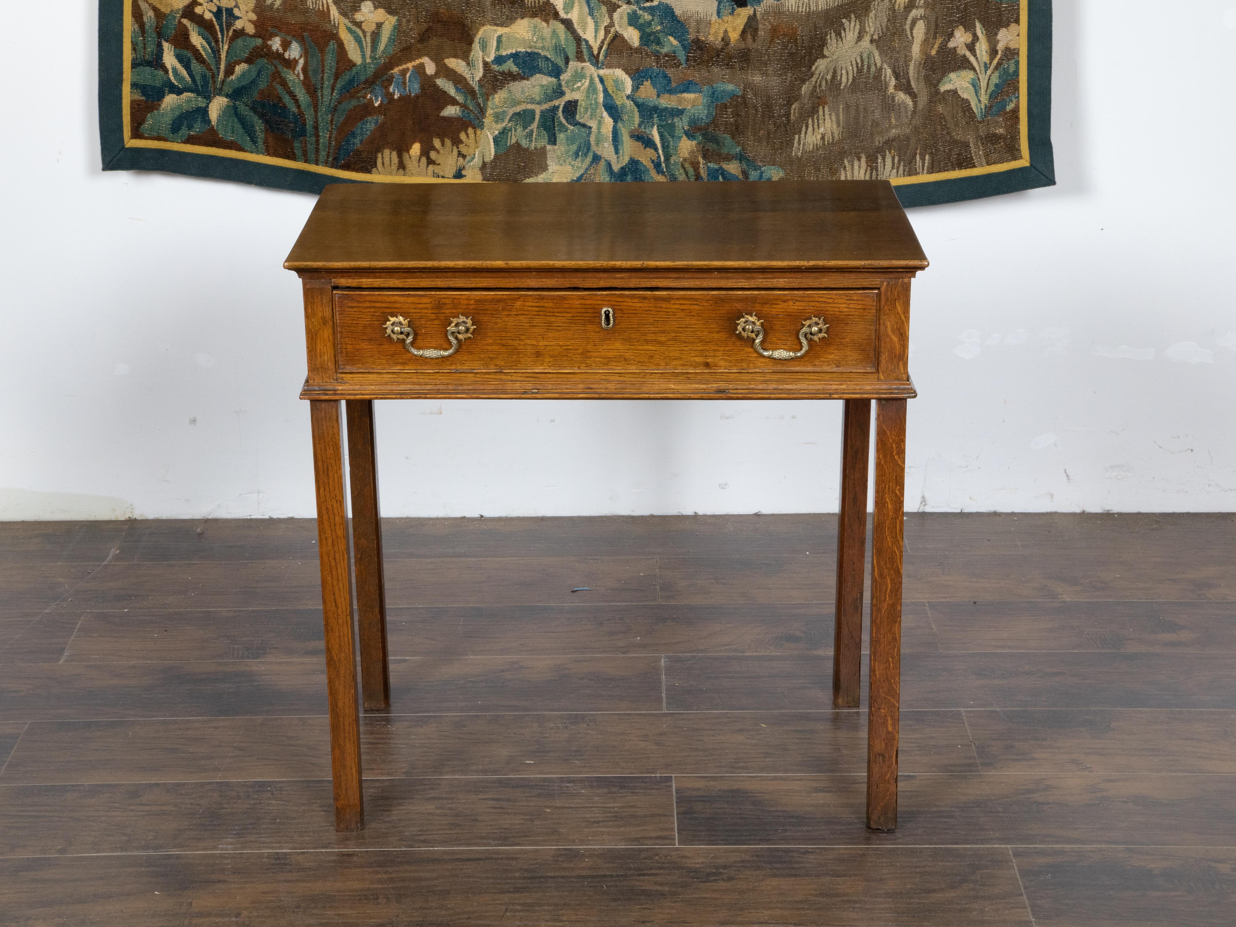 Anglais Table d'appoint en chêne anglais des années 1840 avec tiroir simple et quincaillerie ornée en vente