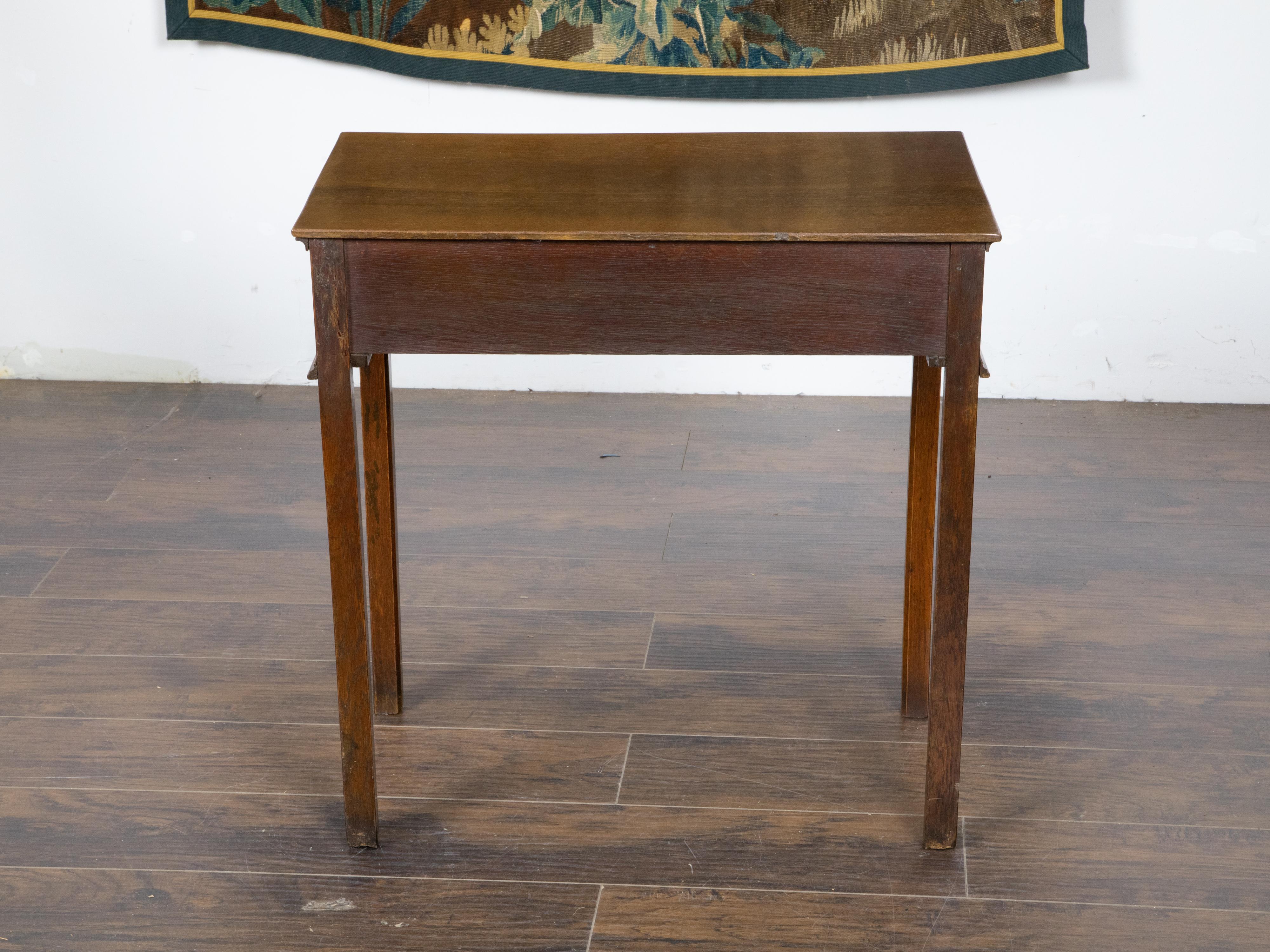 Laiton Table d'appoint en chêne anglais des années 1840 avec tiroir simple et quincaillerie ornée en vente