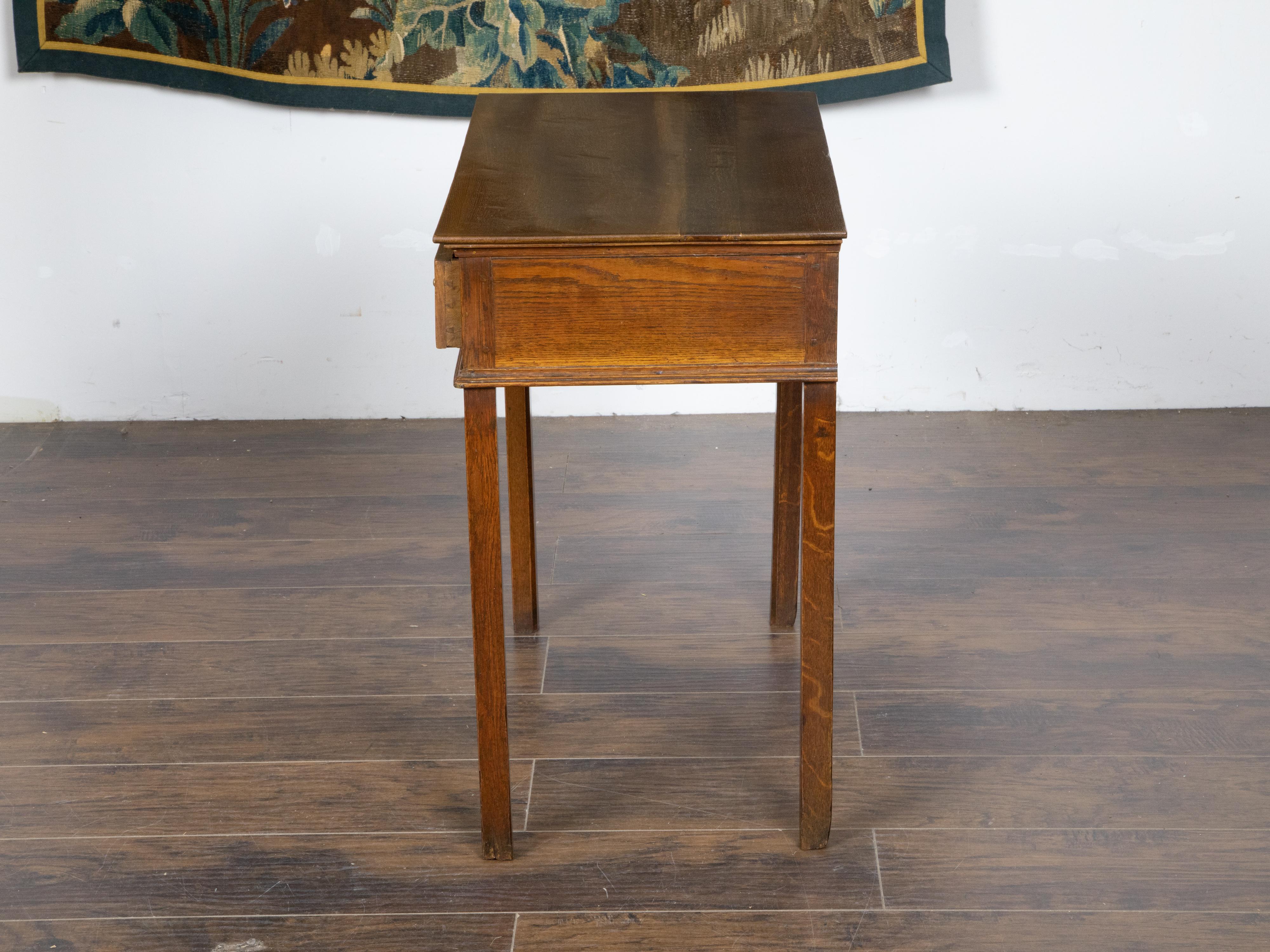 Table d'appoint en chêne anglais des années 1840 avec tiroir simple et quincaillerie ornée en vente 1