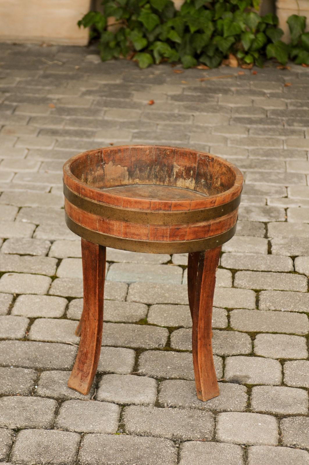 English Oak 1880s Circular Planter with Brass Braces Mounted on Splaying Legs For Sale 5