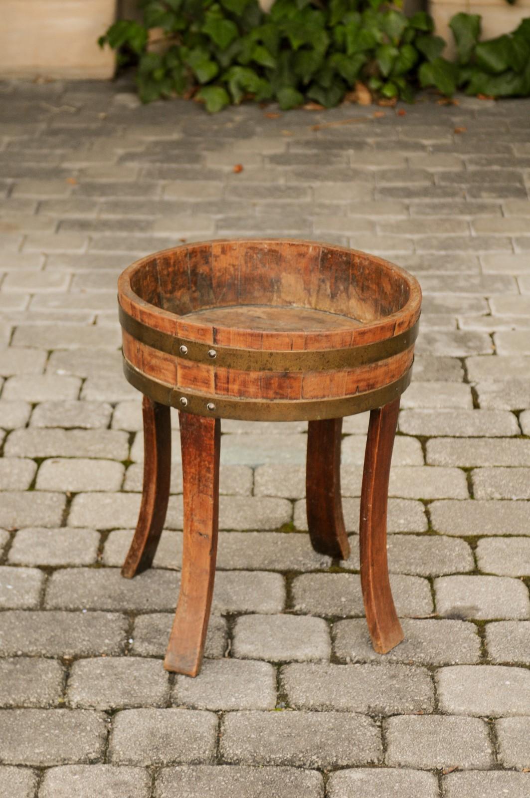 English Oak 1880s Circular Planter with Brass Braces Mounted on Splaying Legs For Sale 4