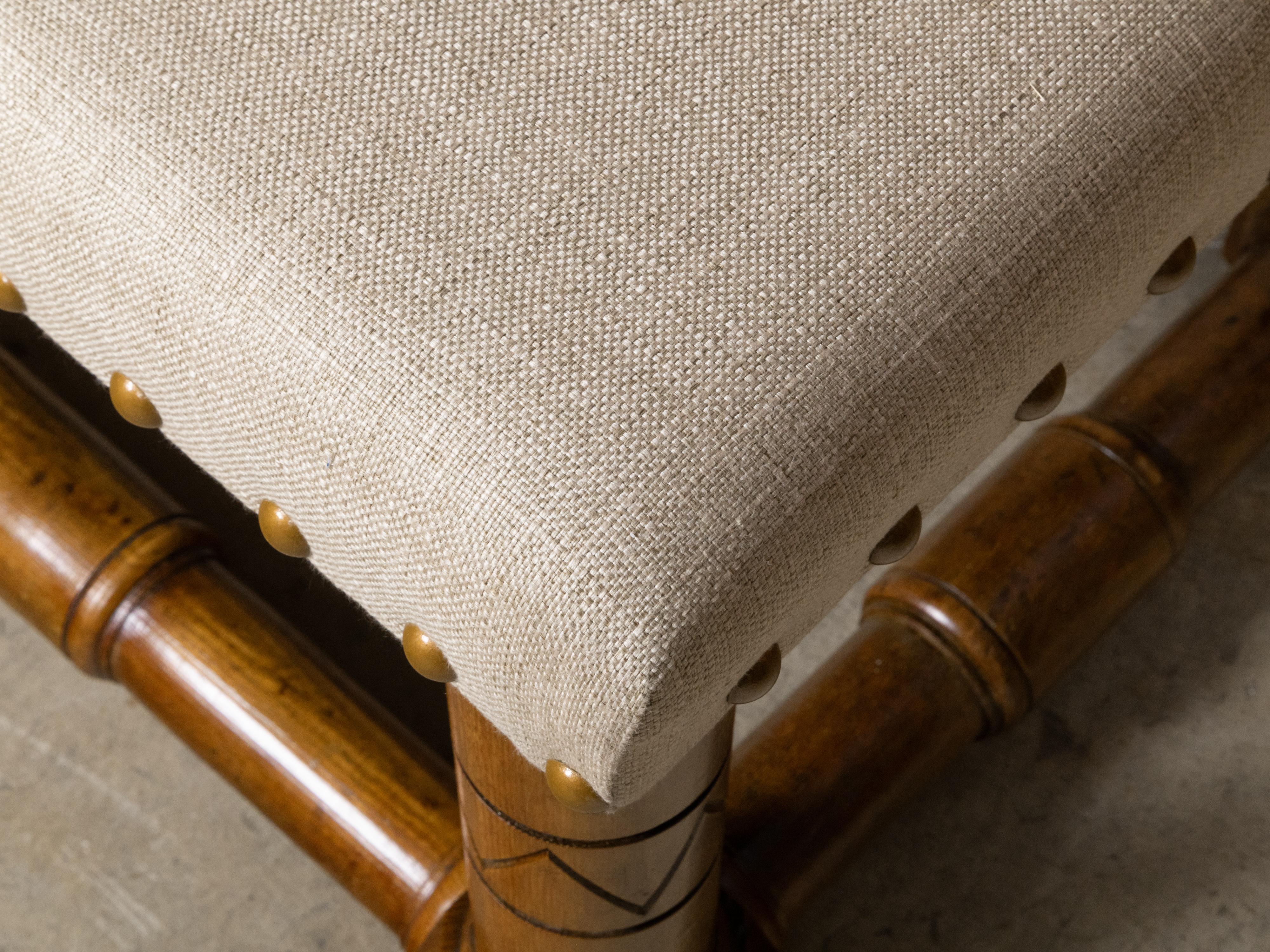 Hocker aus englischer Eiche um 1900 mit eingeschnittenen Akzenten und individueller Polsterung im Angebot 4