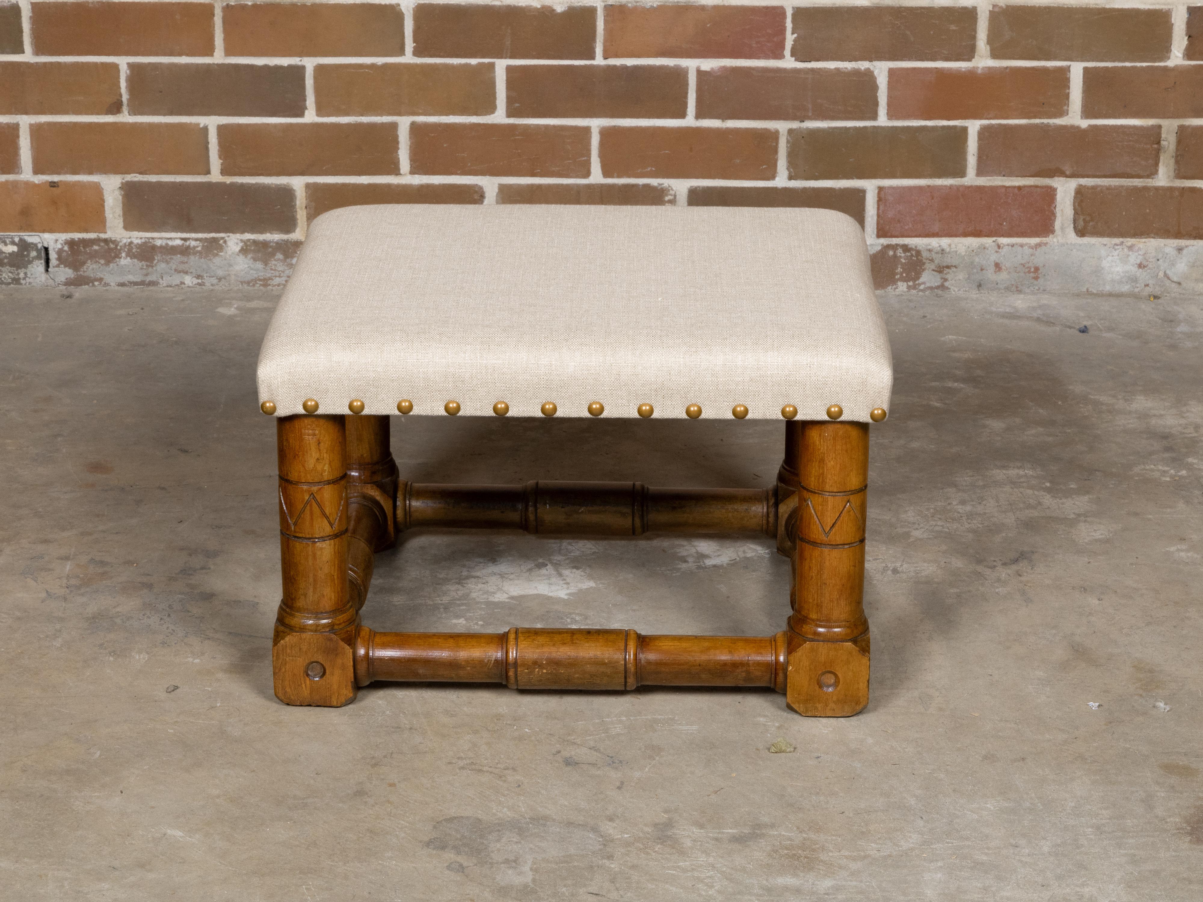 Hocker aus englischer Eiche um 1900 mit eingeschnittenen Akzenten und individueller Polsterung im Angebot 5