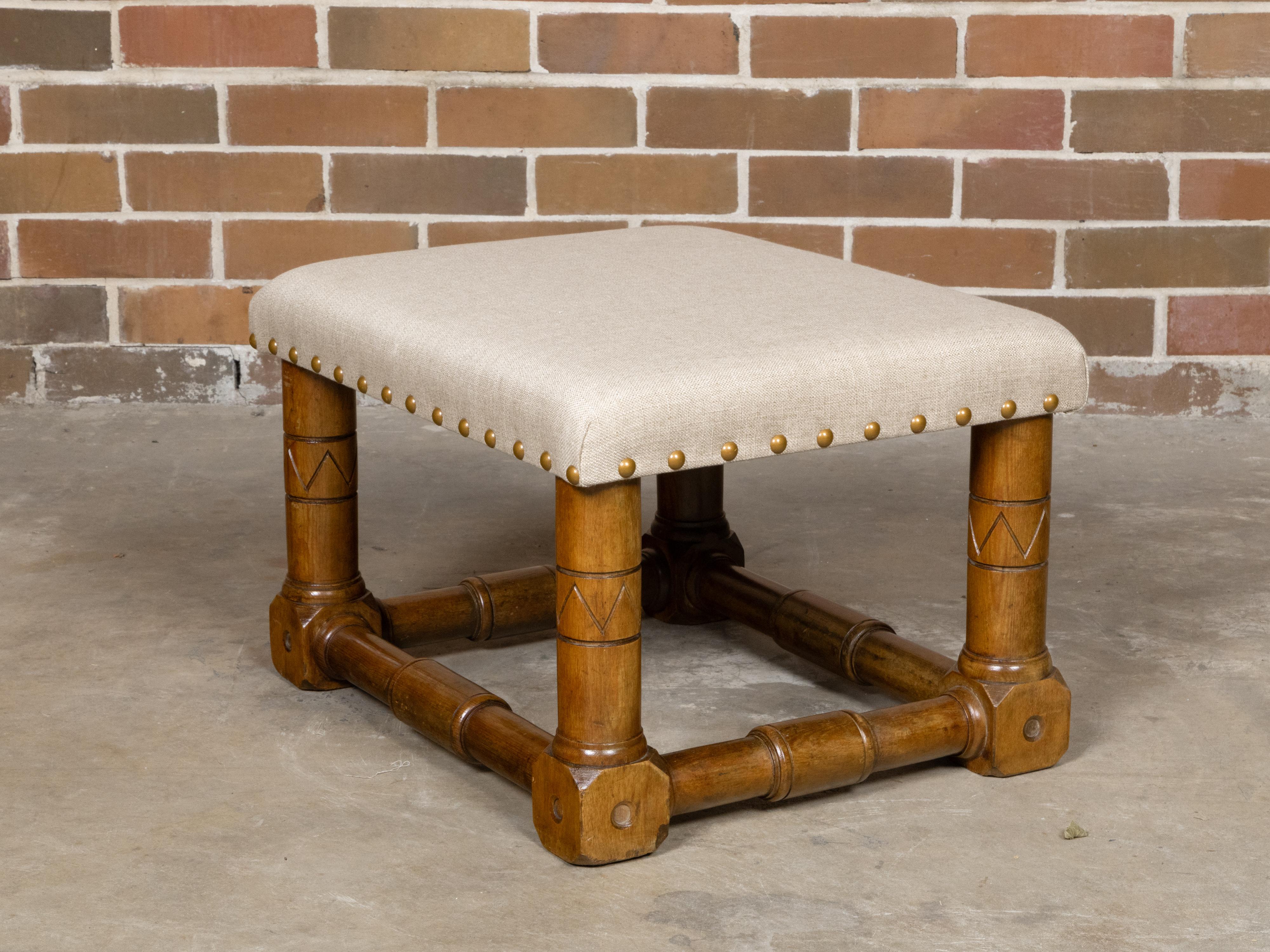 Rustikaler englischer Hocker aus der Zeit um 1900 mit zylindrischen Beinen, eingeschnittenen Akzenten, quadratischen Blockverbindungen und seitlichen Streckern. Dieser rustikale englische Hocker aus der Zeit um 1900 versprüht mit seinen