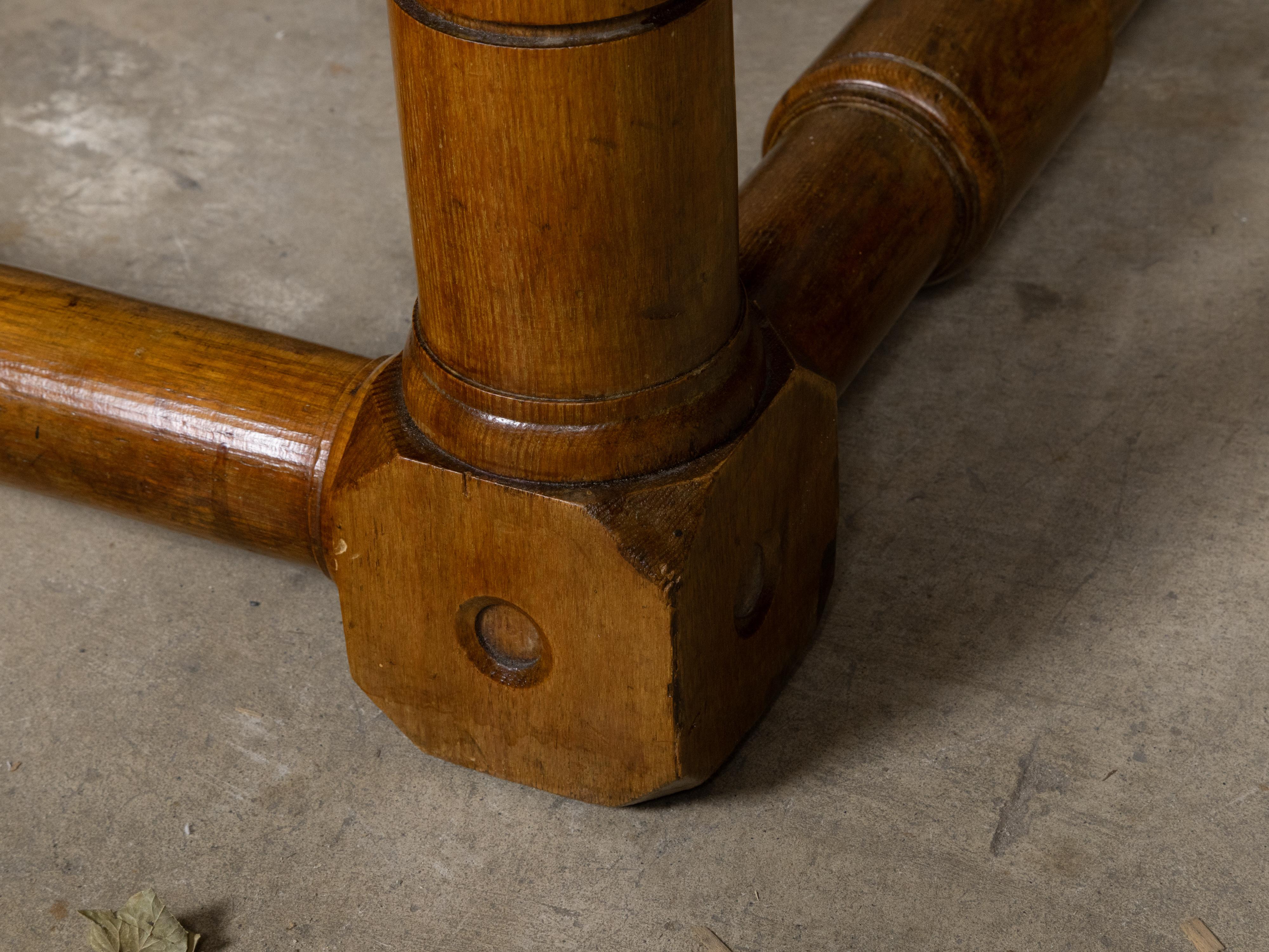 Hocker aus englischer Eiche um 1900 mit eingeschnittenen Akzenten und individueller Polsterung im Angebot 2