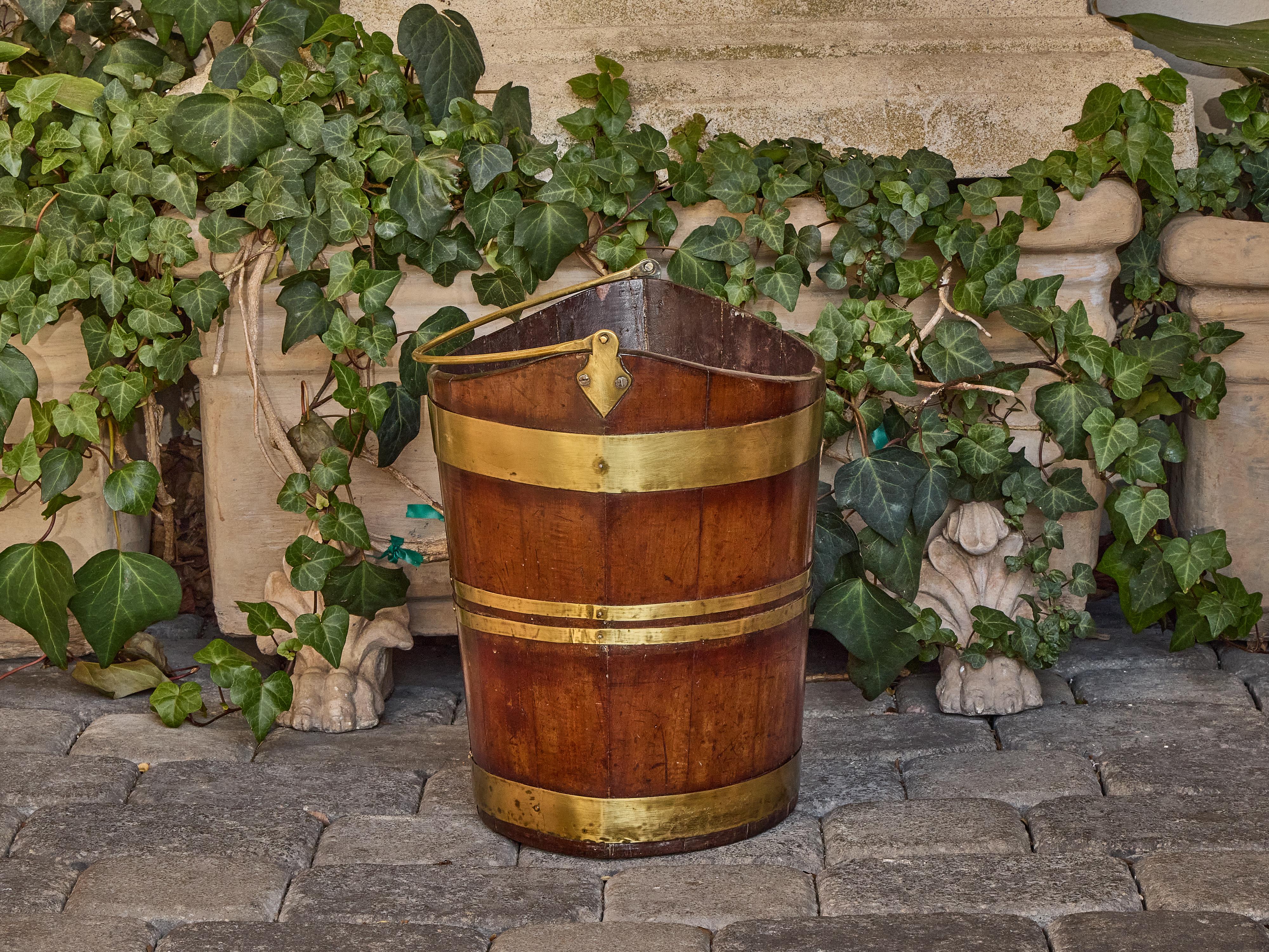 English Oak and Brass Bucket with Curved Rim, 19th Century In Good Condition For Sale In Atlanta, GA