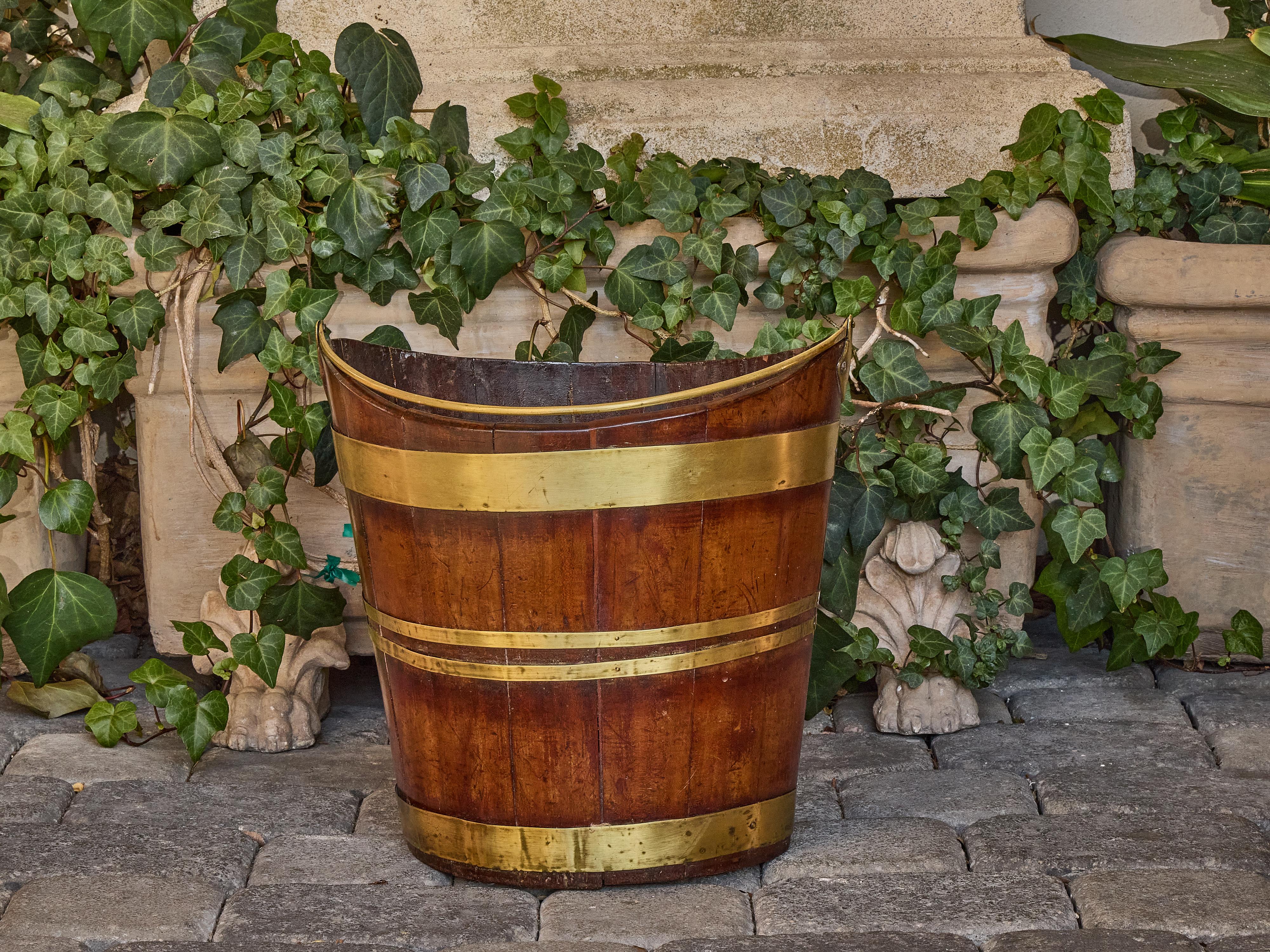 English Oak and Brass Bucket with Curved Rim, 19th Century For Sale 1