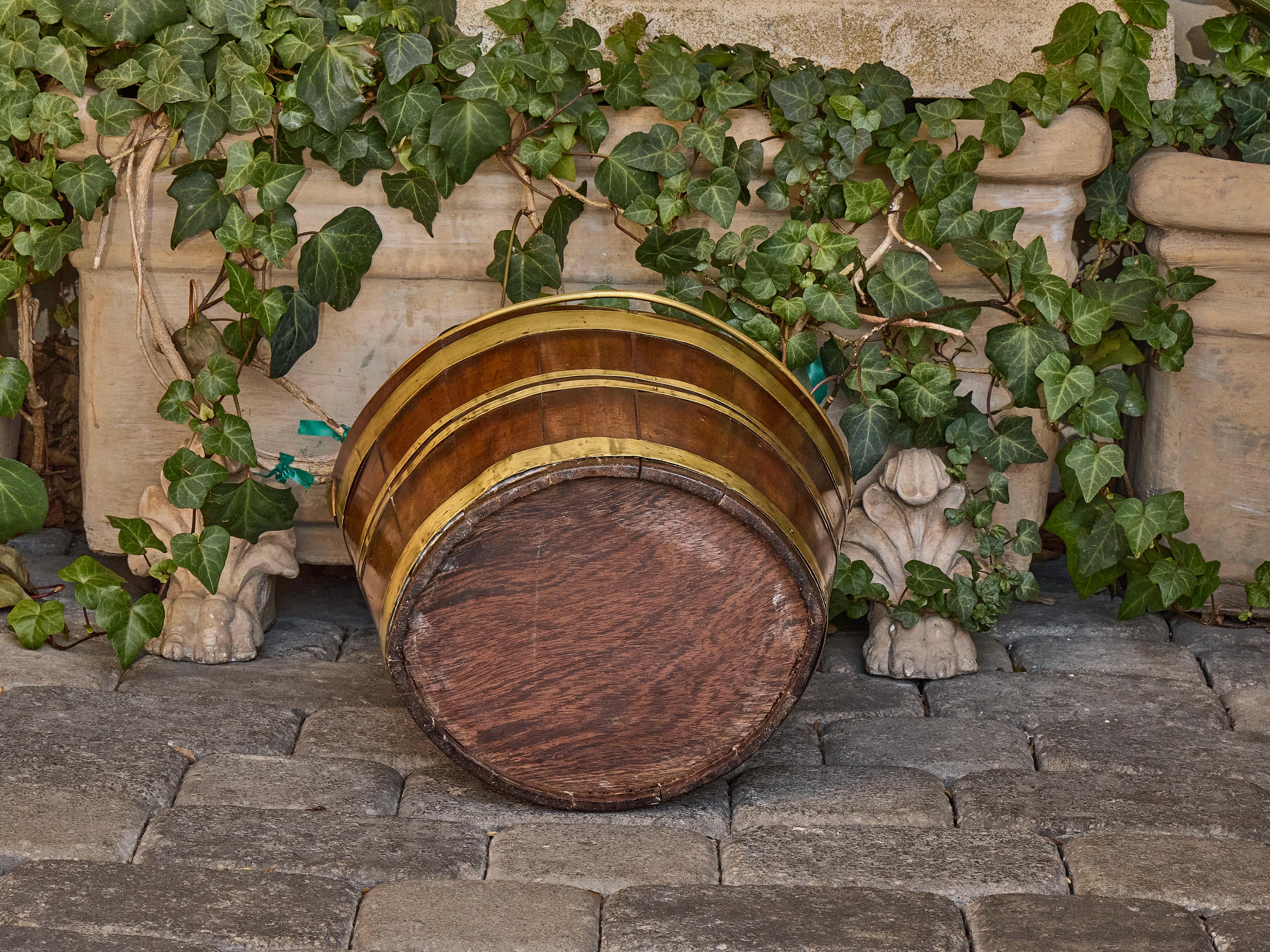 English Oak and Brass Bucket with Curved Rim, 19th Century For Sale 2