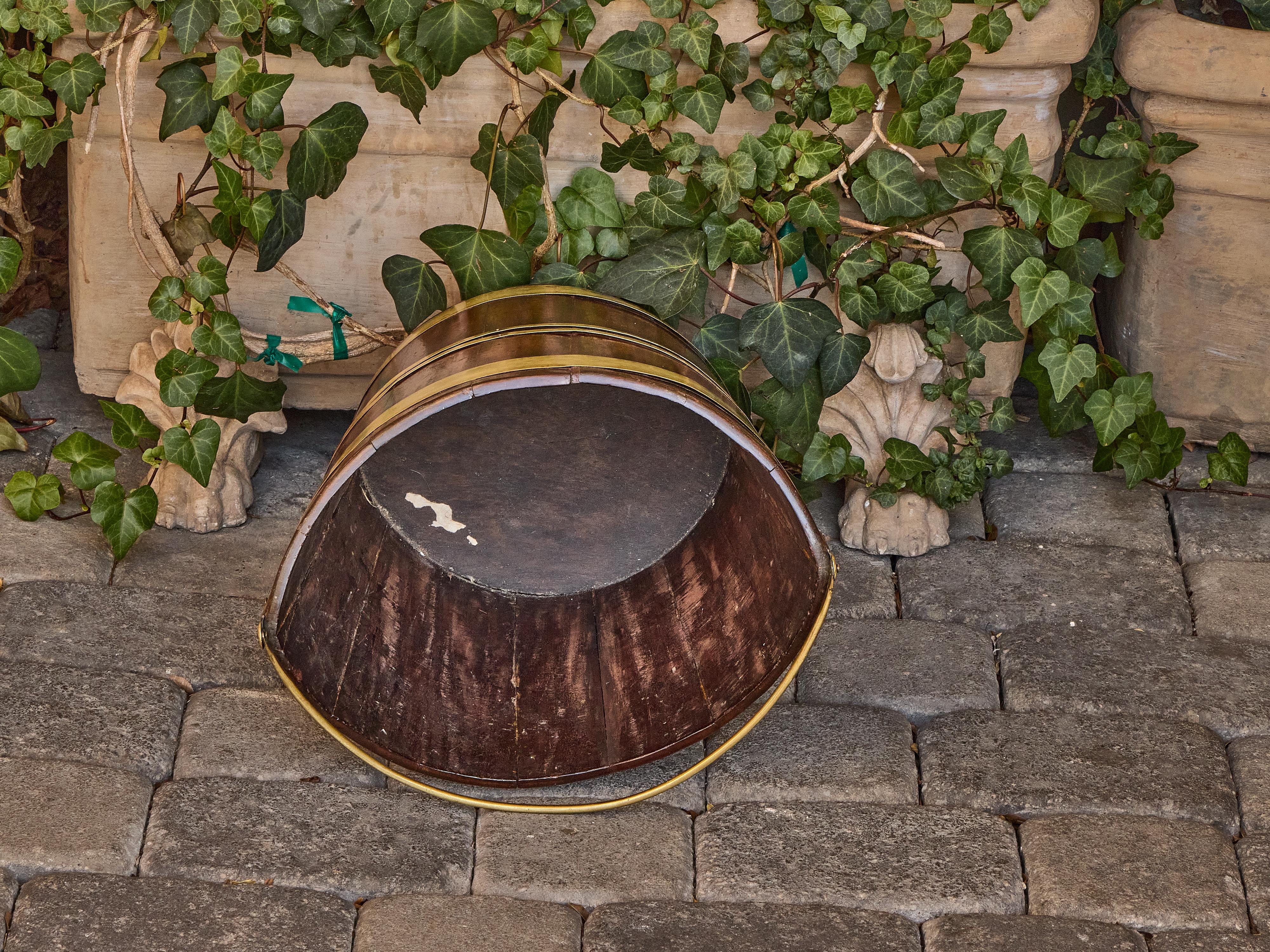 English Oak and Brass Bucket with Curved Rim, 19th Century For Sale 4