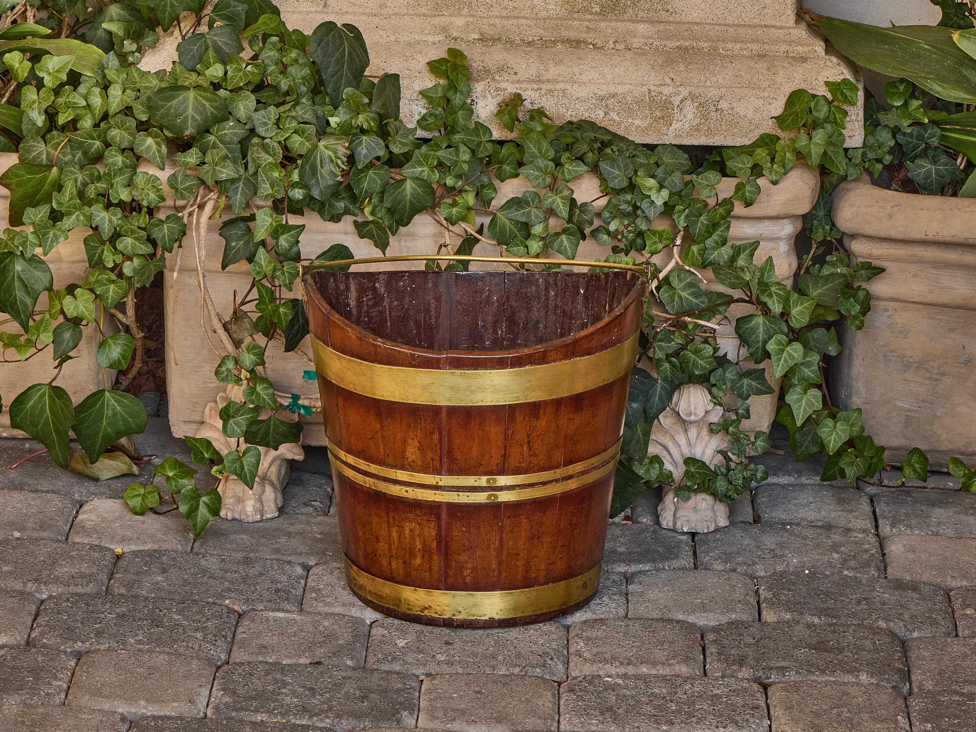 English Oak and Brass Bucket with Curved Rim, 19th Century For Sale 5