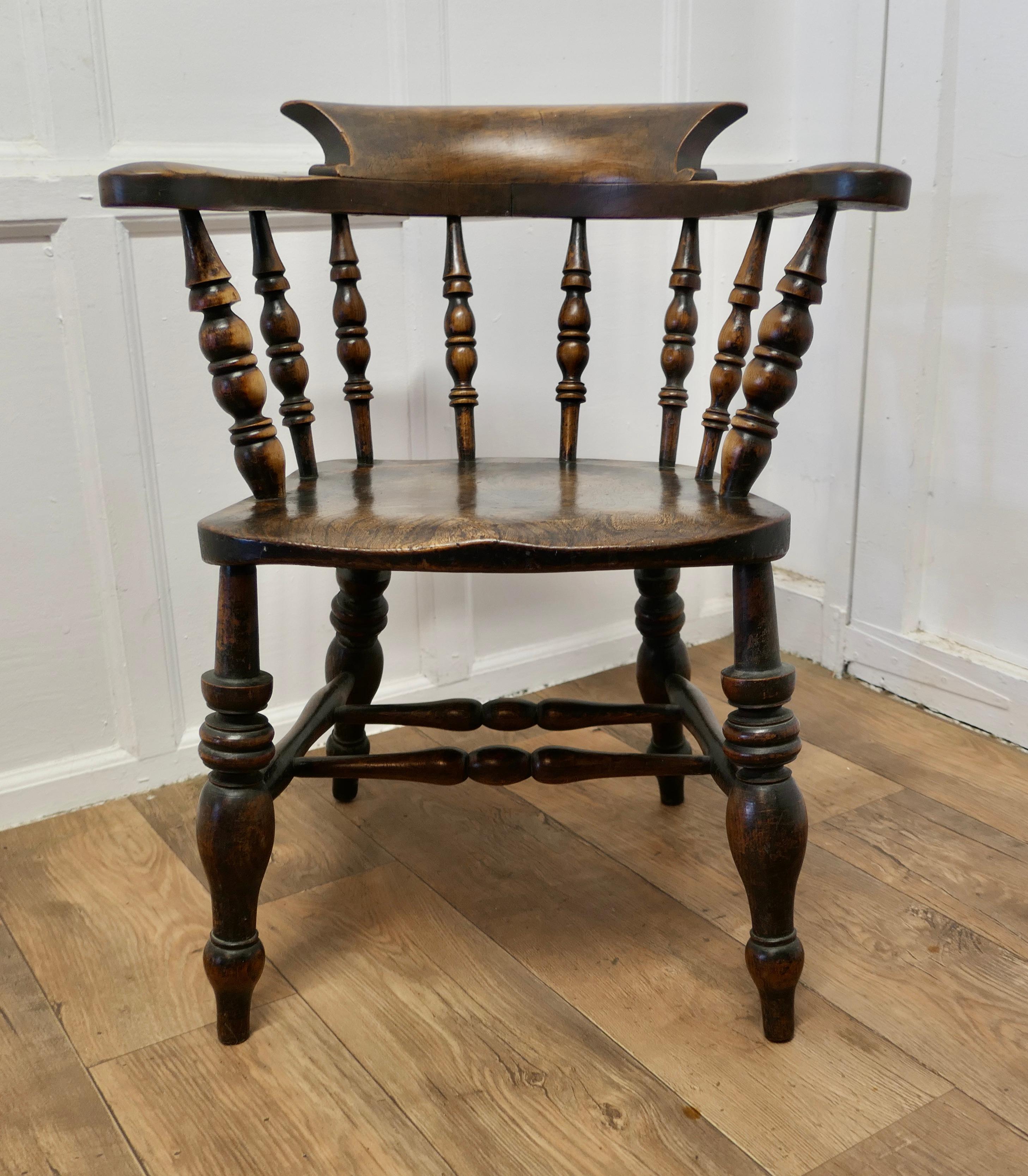  English Oak and Elm Windsor Carver Chair     In Good Condition For Sale In Chillerton, Isle of Wight