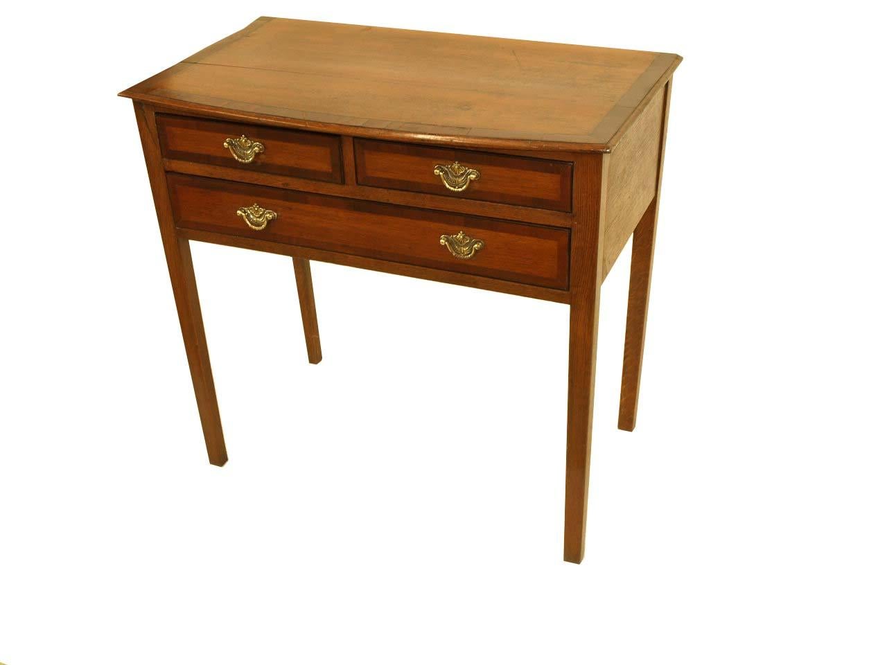 Impiallacciato Lowboy inglese con fronte ad arco in Oak e mogano in vendita