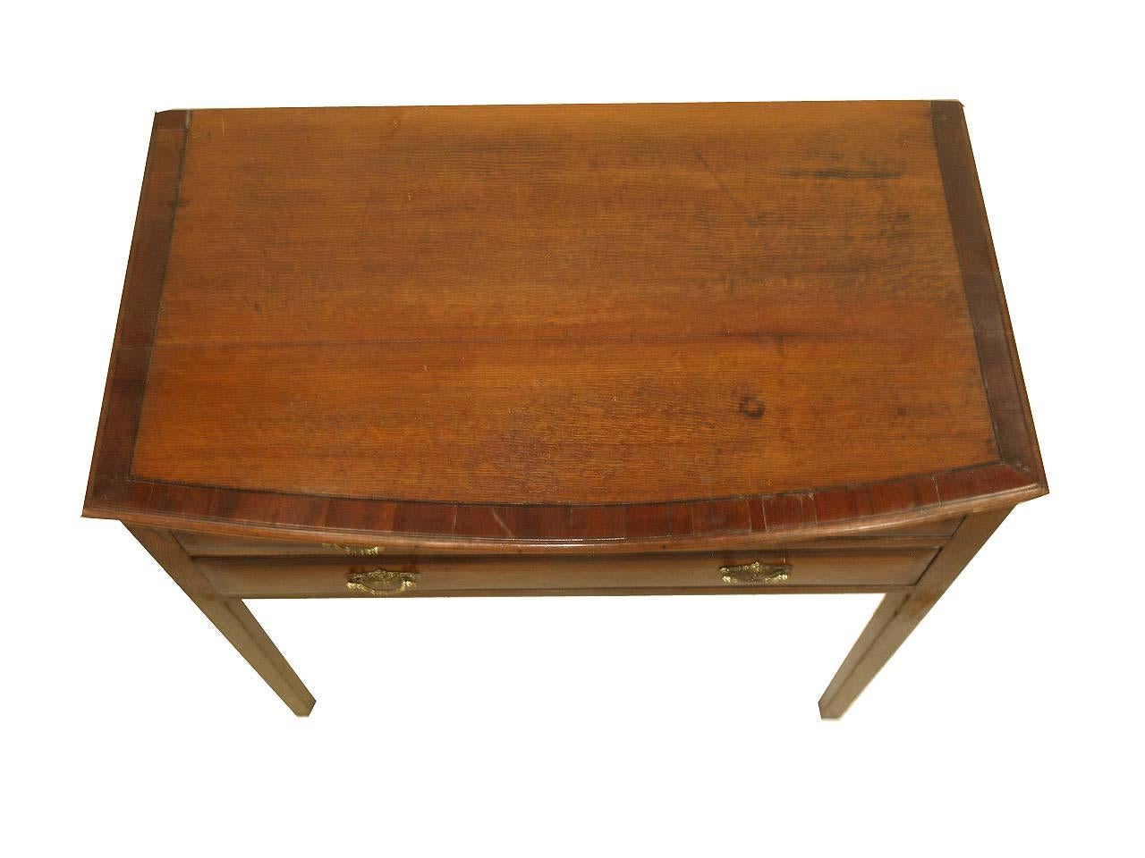 Inizio XIX secolo Lowboy inglese con fronte ad arco in Oak e mogano in vendita