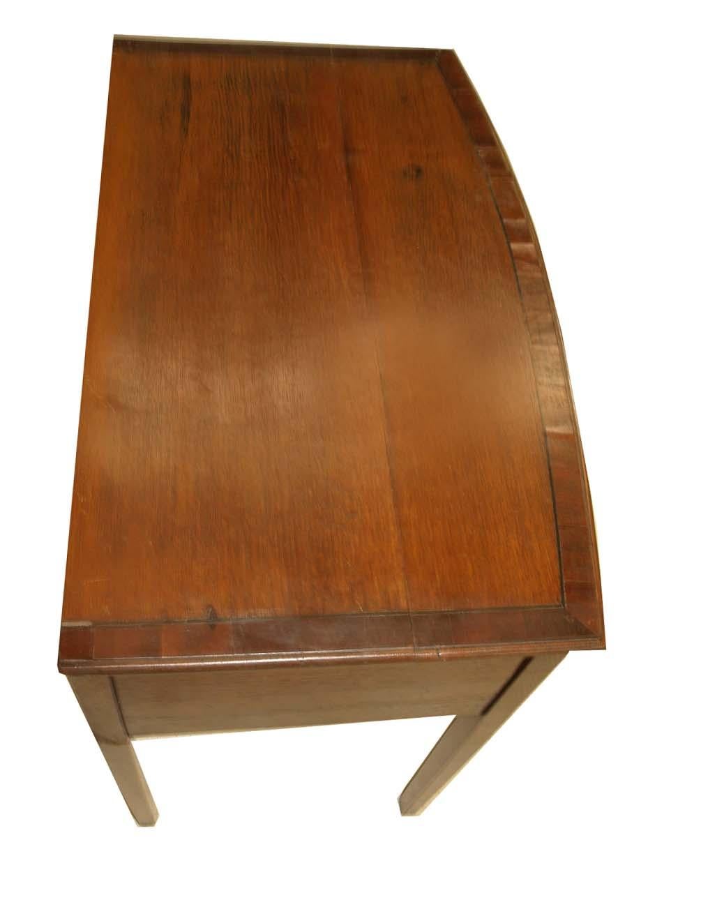 Ottone Lowboy inglese con fronte ad arco in Oak e mogano in vendita