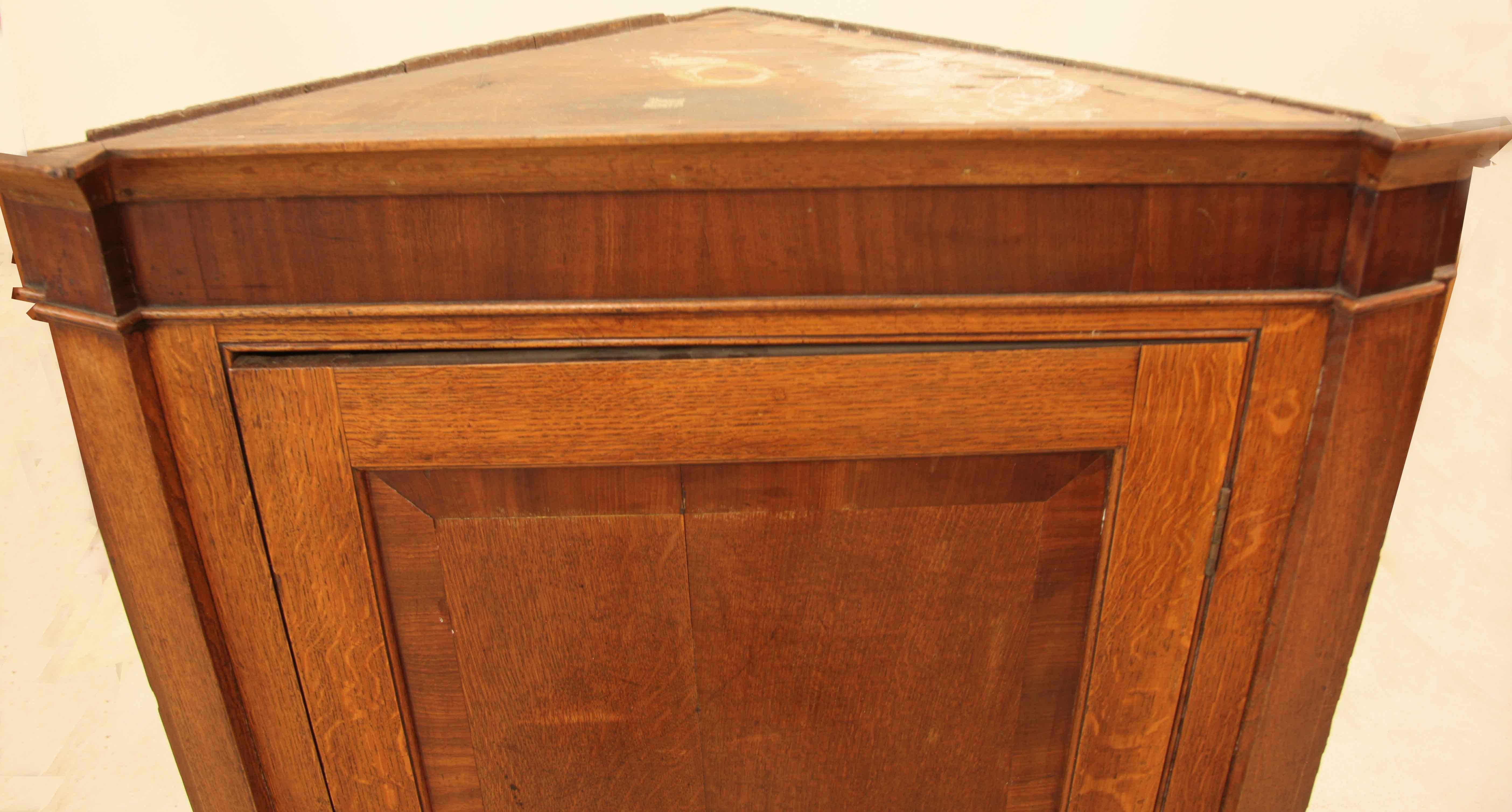 Metà XIX secolo Credenza angolare inglese in Oak e mogano in vendita