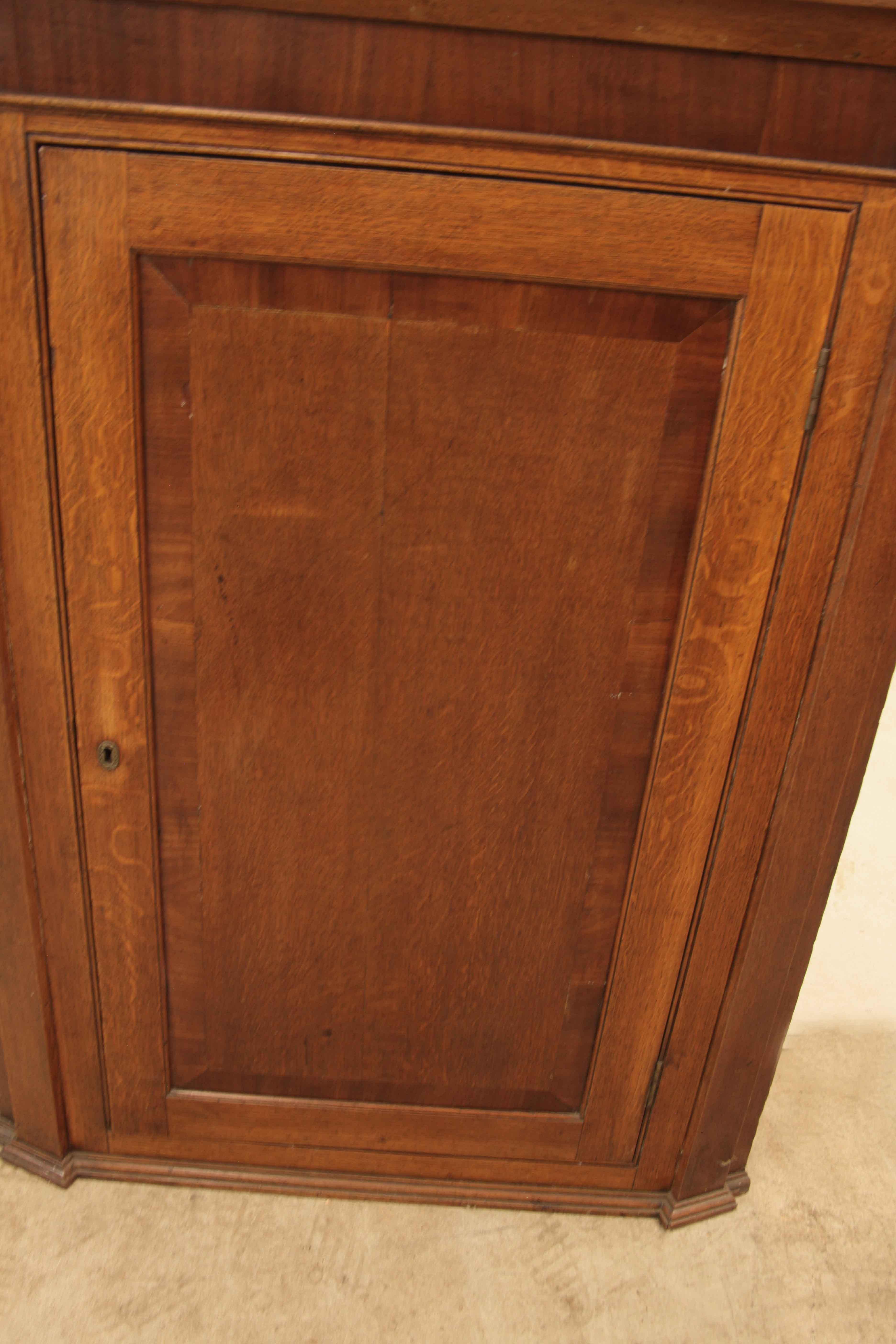 Credenza angolare inglese in Oak e mogano in vendita 1