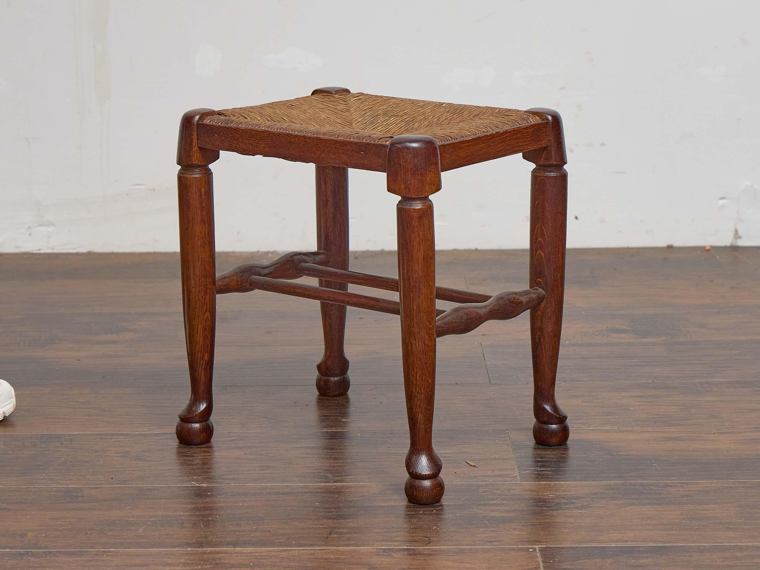 Rustique Tabouret anglais en chêne et jonc avec pieds en pad et Ball and Ball, vers 1900 en vente