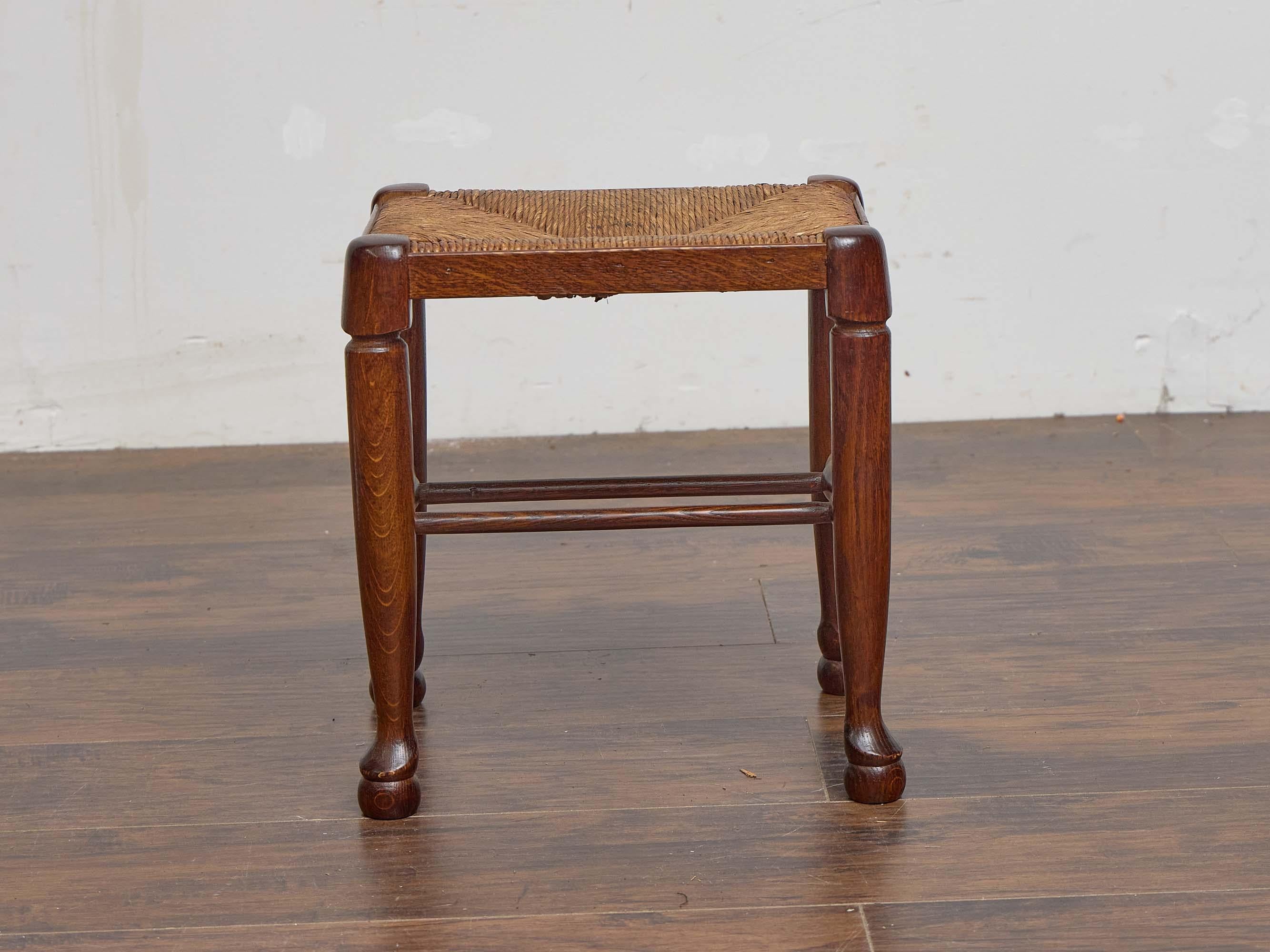 Tissé à la main Tabouret anglais en chêne et jonc avec pieds en pad et Ball and Ball, vers 1900 en vente