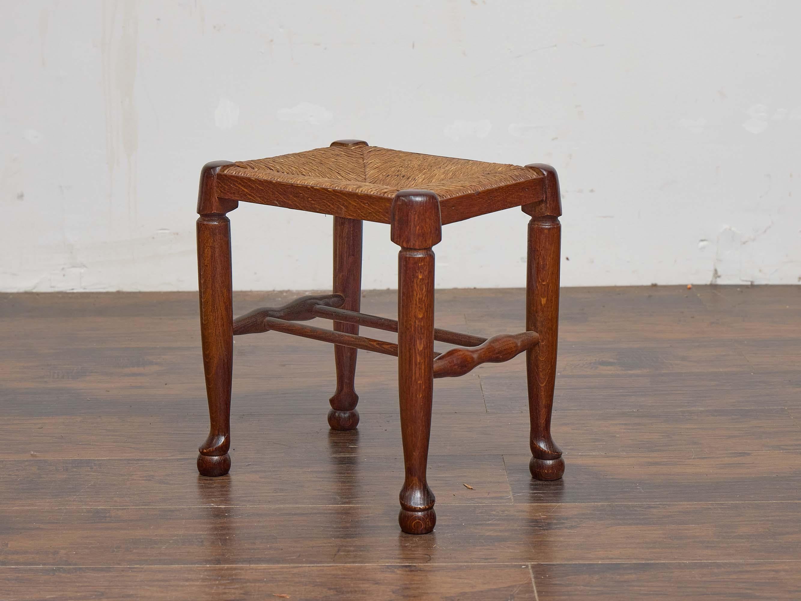 Tabouret anglais en chêne et jonc avec pieds en pad et Ball and Ball, vers 1900 Bon état - En vente à Atlanta, GA