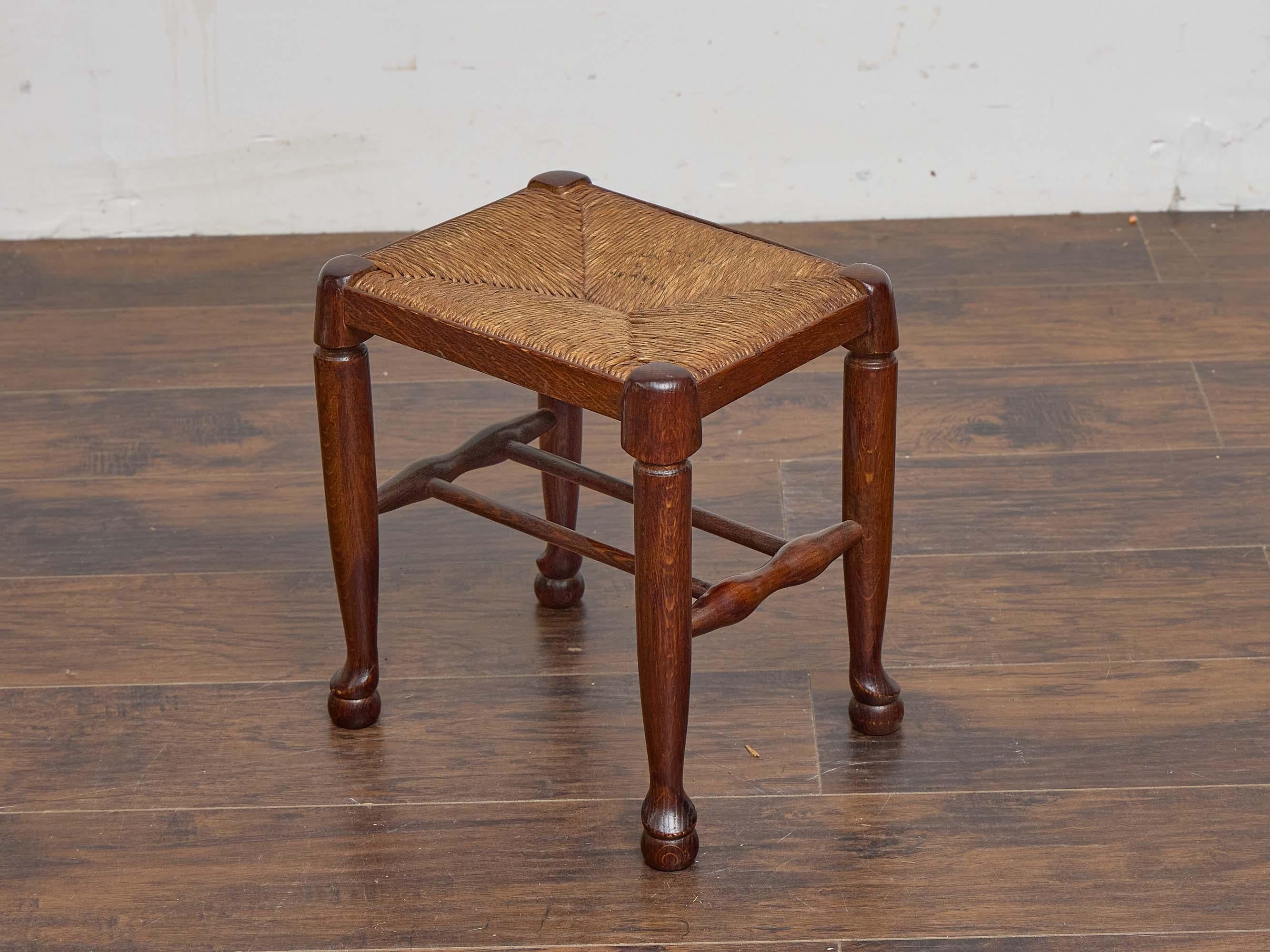 20ième siècle Tabouret anglais en chêne et jonc avec pieds en pad et Ball and Ball, vers 1900 en vente