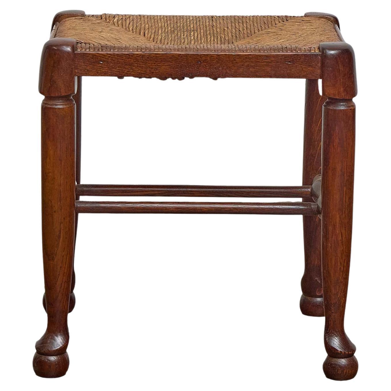 Tabouret anglais en chêne et jonc avec pieds en pad et Ball and Ball, vers 1900 en vente