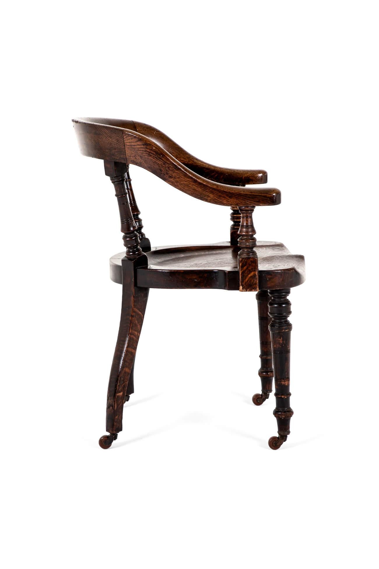 Sculpté à la main Chaise de bureau ancienne en Oak Oak en vente
