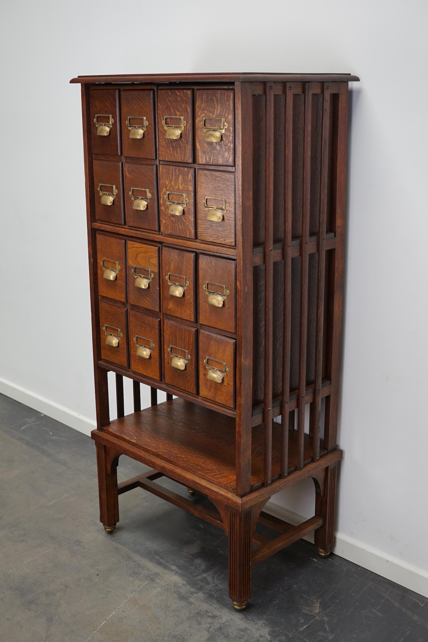 English Oak Apothecary Cabinet or Filing Cabinet, Early 20th Century In Good Condition In Nijmegen, NL