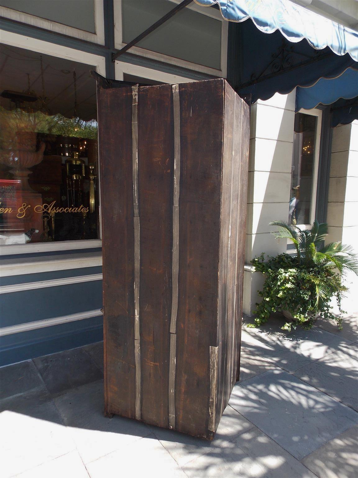 Armoire d'angle anglaise en chêne arqué et à panneaux avec porte vitrée et accoudoirs en H, vers 1770 en vente 4