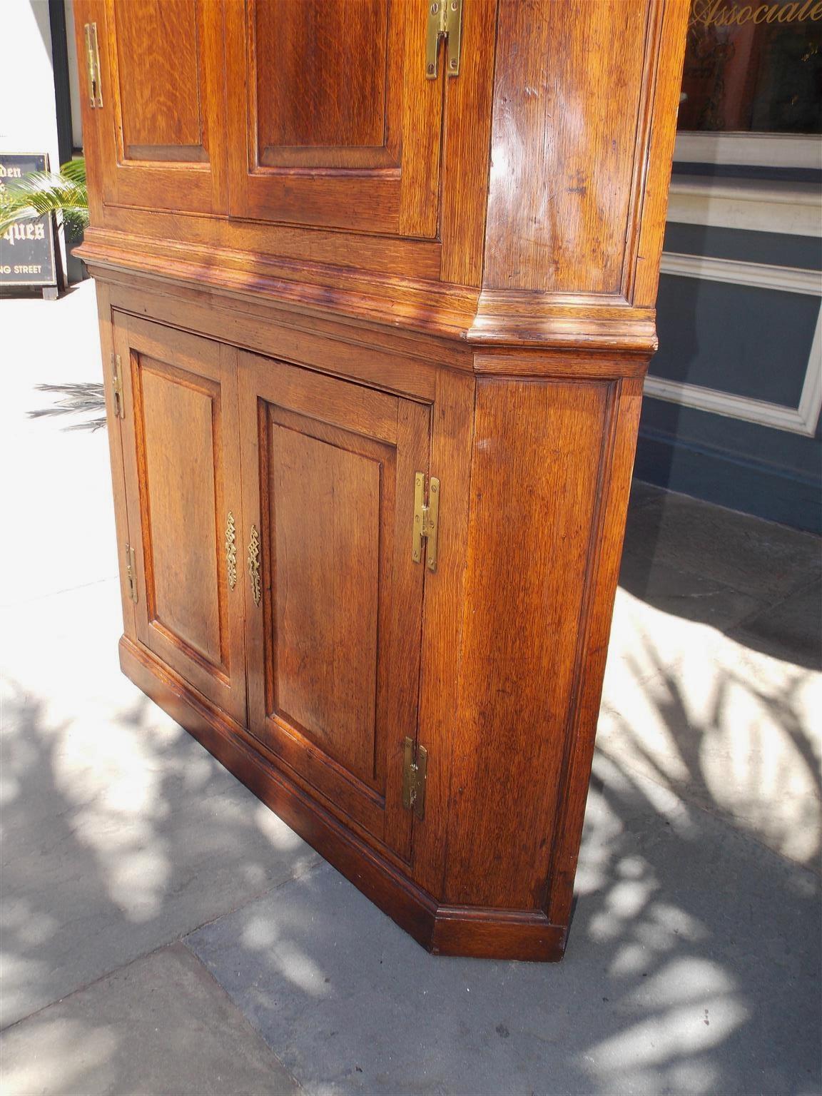 English Oak Arched and Paneled Blind Door H-Hinged Corner Cabinet, Circa 1770 In Excellent Condition For Sale In Hollywood, SC