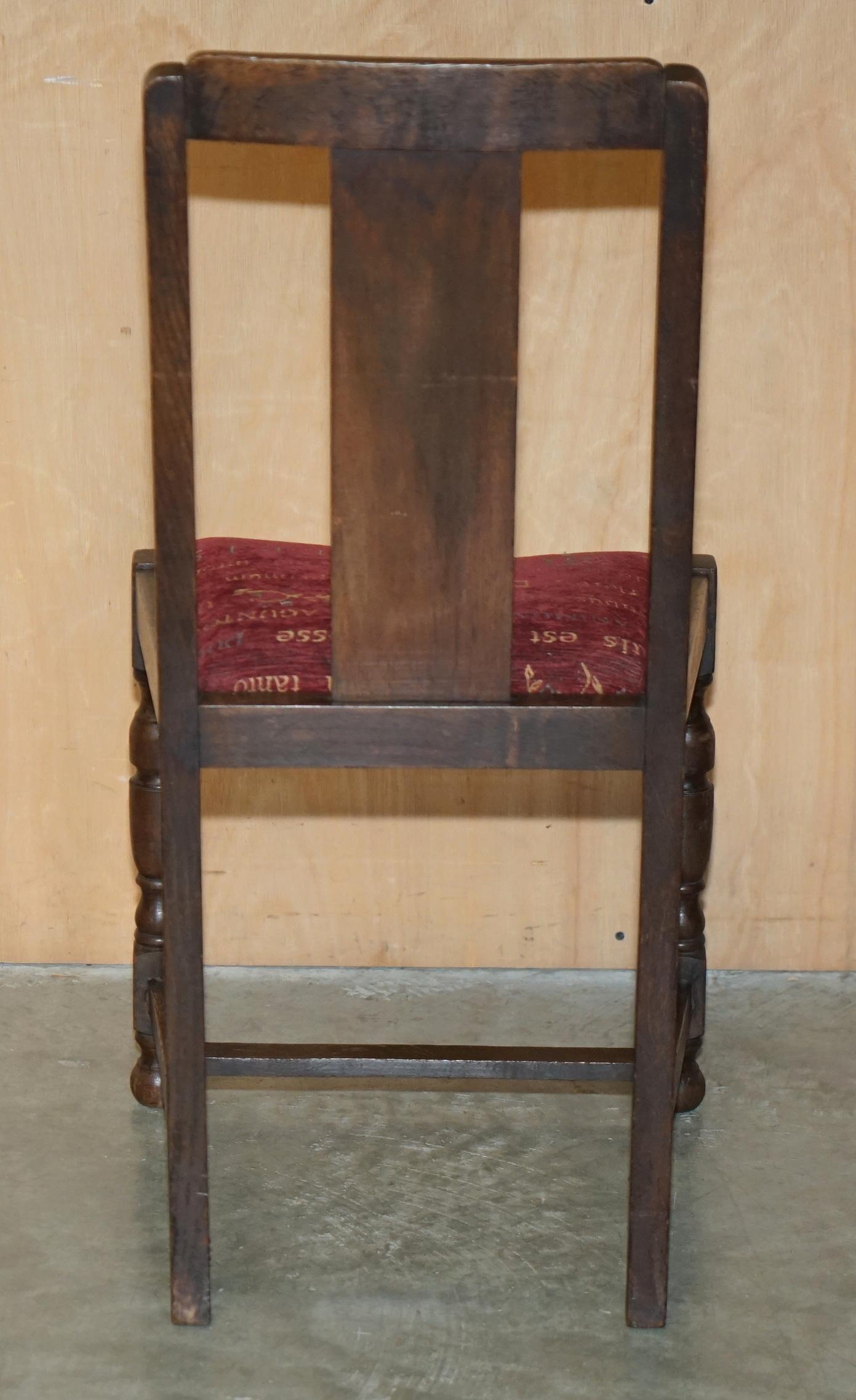 CHAISE D'APPENDICE ART DECO EN CHÊNE ANGLAIS AVEC SIÈGE INSCRIT EN LATIN en vente 2