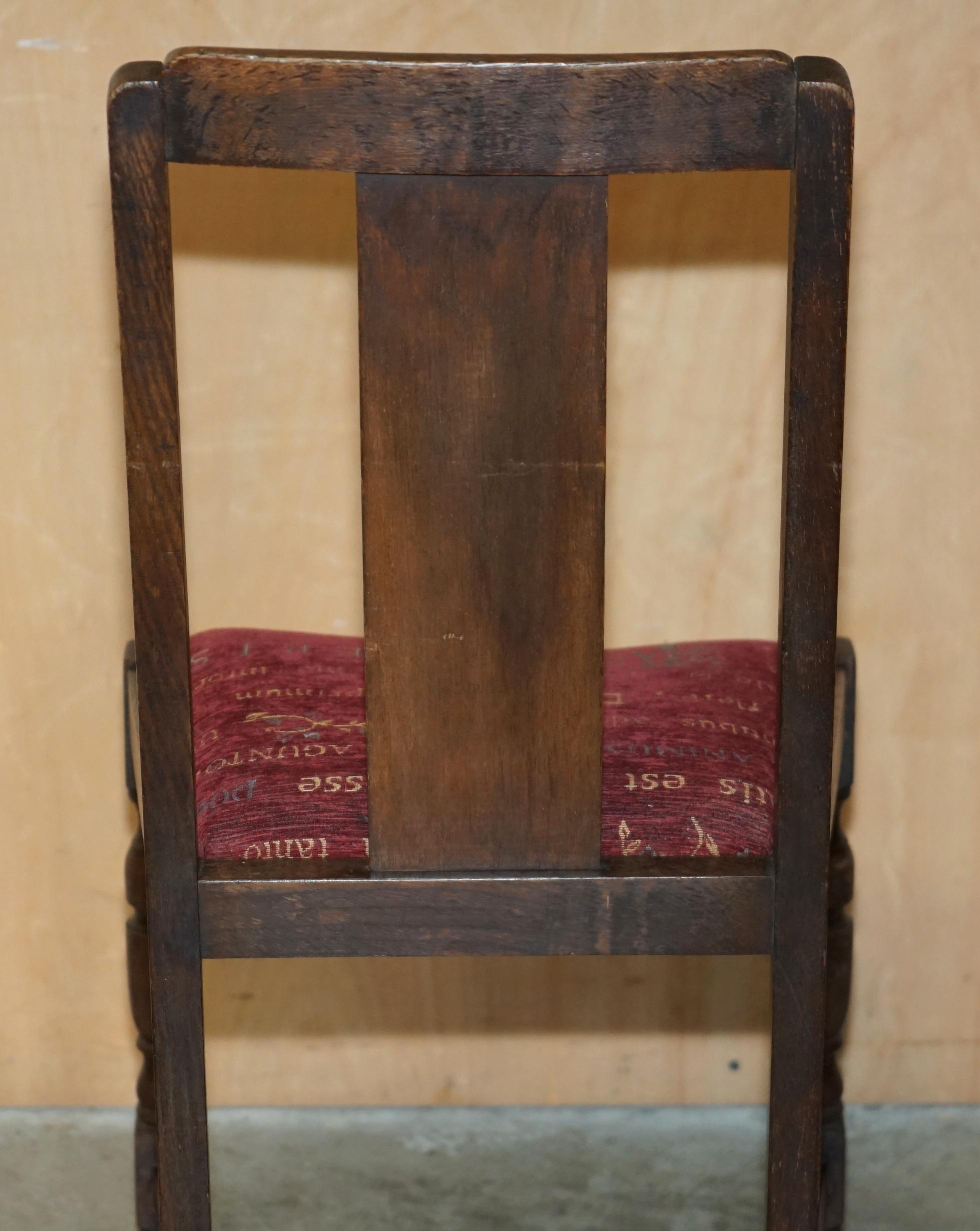 CHAISE D'APPENDICE ART DECO EN CHÊNE ANGLAIS AVEC SIÈGE INSCRIT EN LATIN en vente 3