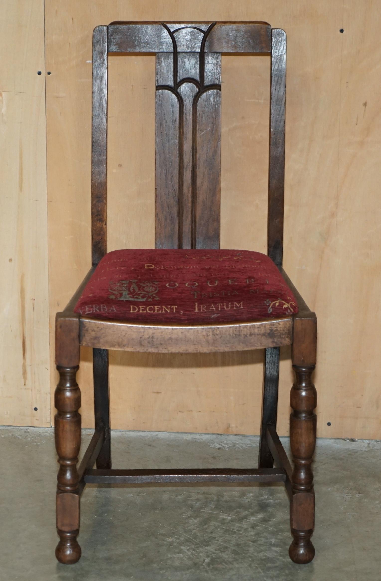 Royal House Antiques

The House Antiques a le plaisir d'offrir à la vente cette charmante chaise de salle en chêne anglais Art Déco des années 1930 avec une tapisserie d'ameublement portant une inscription latine. 

Veuillez noter que les frais de
