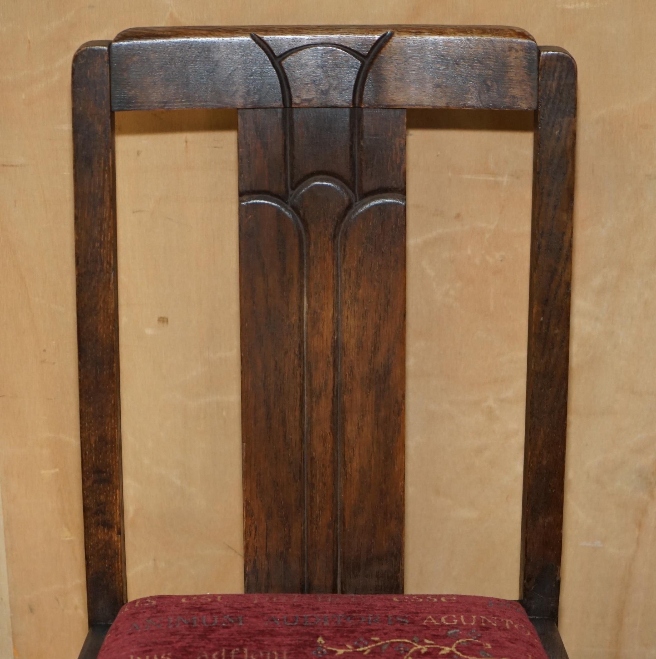 Art déco CHAISE D'APPENDICE ART DECO EN CHÊNE ANGLAIS AVEC SIÈGE INSCRIT EN LATIN en vente