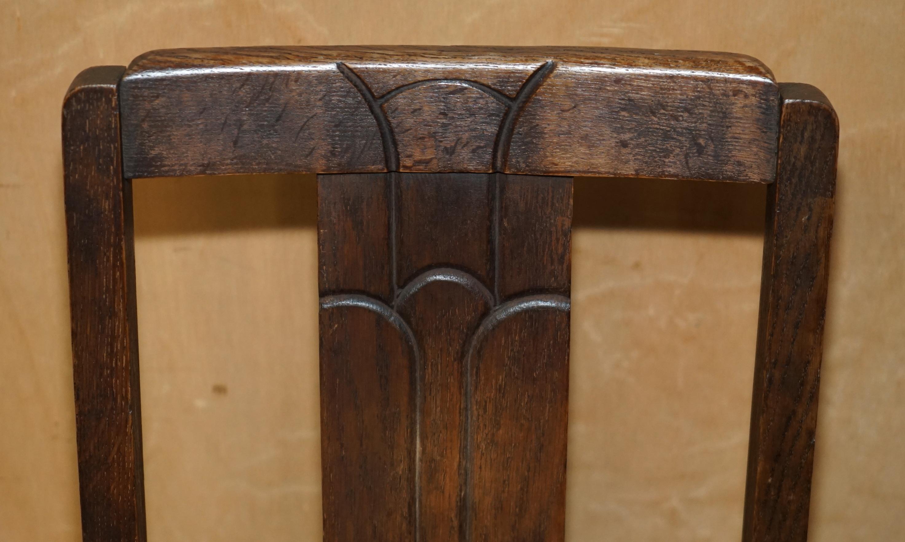 Anglais CHAISE D'APPENDICE ART DECO EN CHÊNE ANGLAIS AVEC SIÈGE INSCRIT EN LATIN en vente
