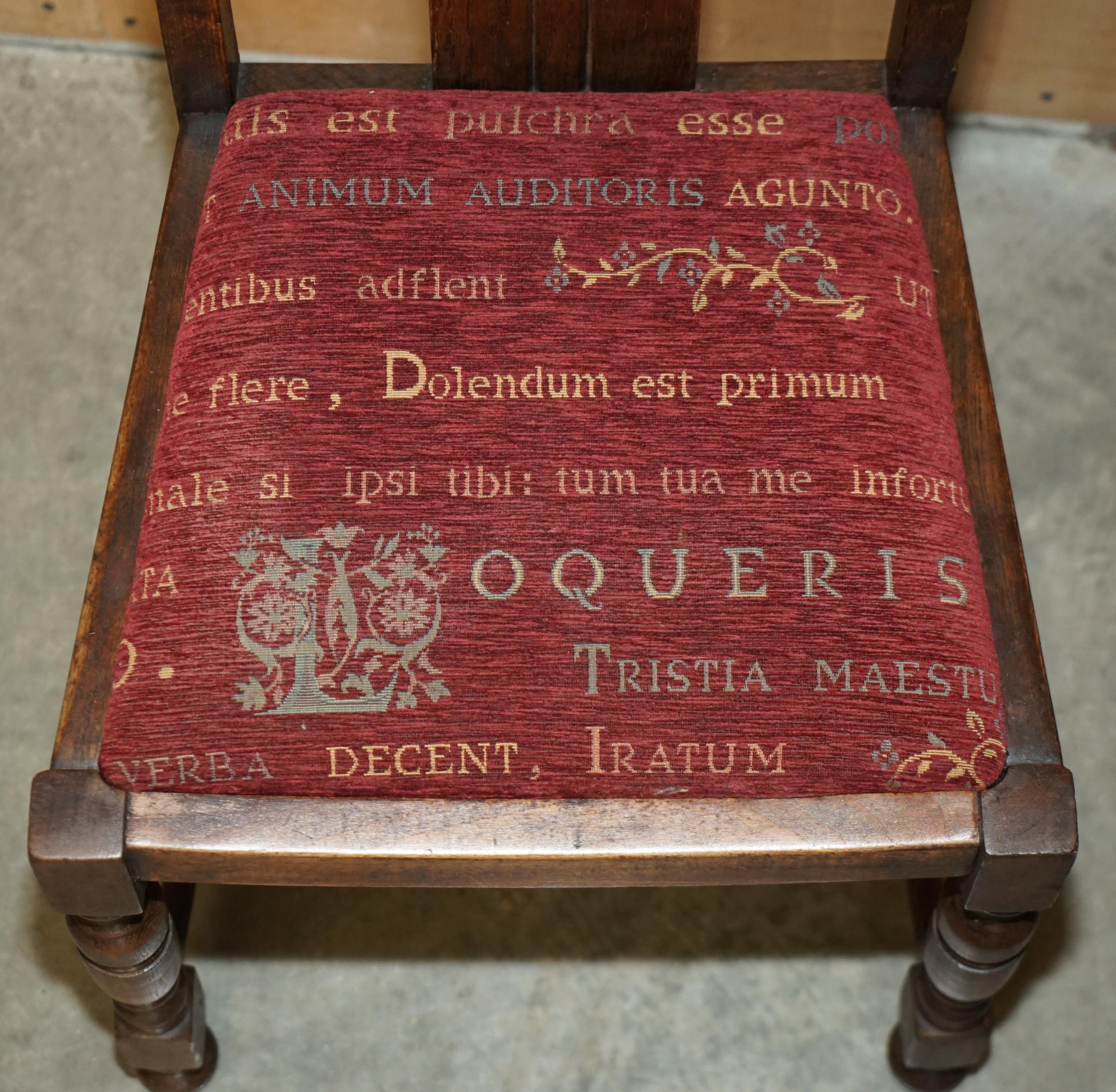 Fait main CHAISE D'APPENDICE ART DECO EN CHÊNE ANGLAIS AVEC SIÈGE INSCRIT EN LATIN en vente
