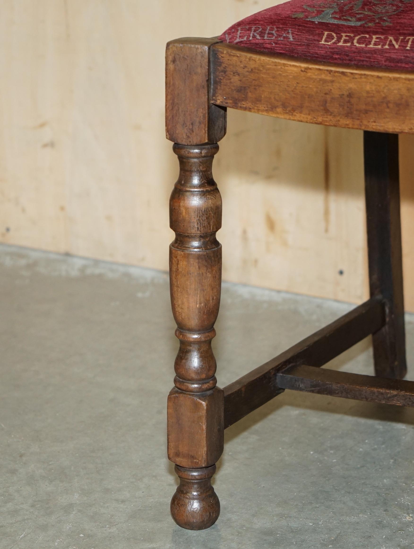 Milieu du XXe siècle CHAISE D'APPENDICE ART DECO EN CHÊNE ANGLAIS AVEC SIÈGE INSCRIT EN LATIN en vente