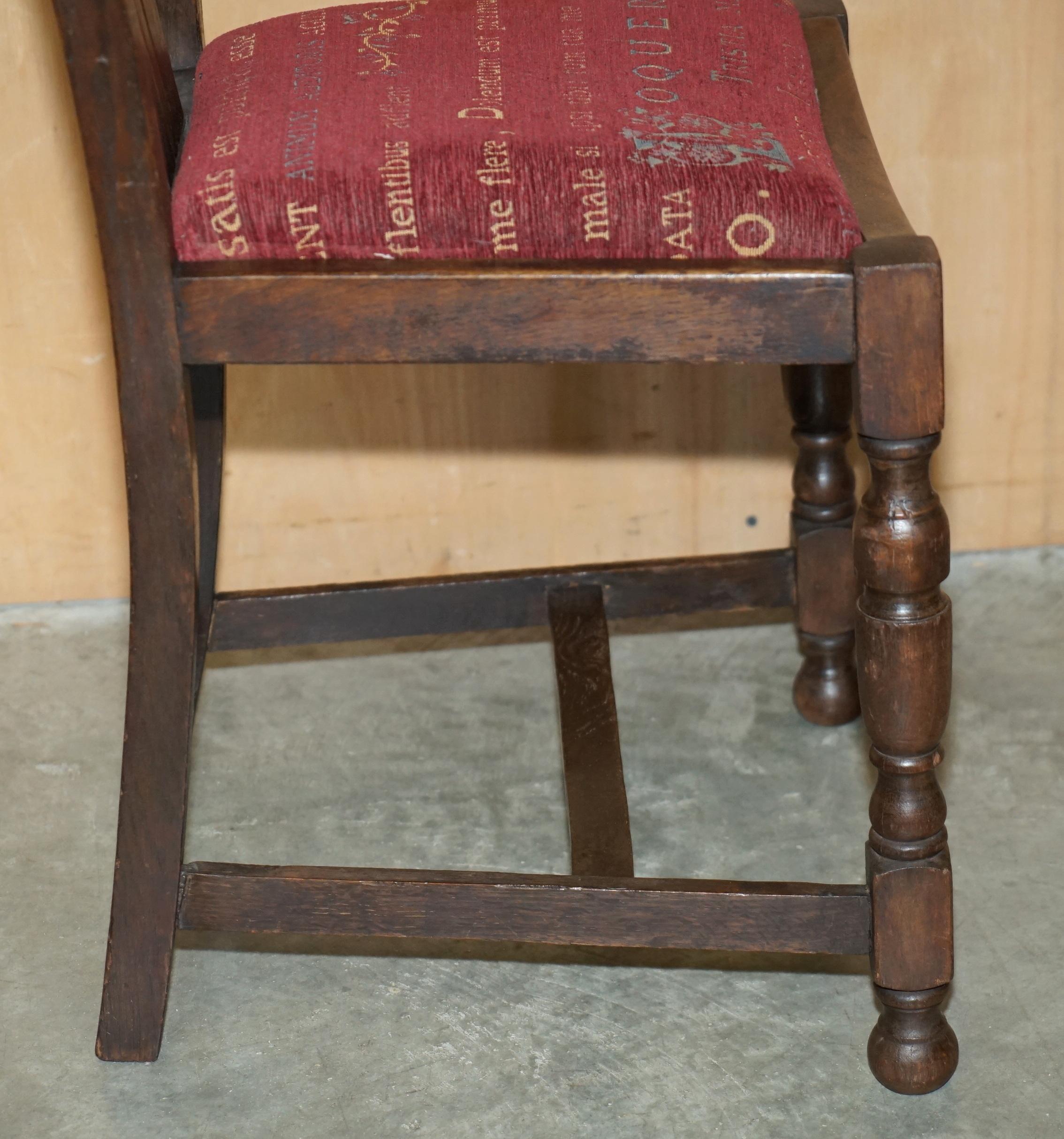 CHAISE D'APPENDICE ART DECO EN CHÊNE ANGLAIS AVEC SIÈGE INSCRIT EN LATIN en vente 1