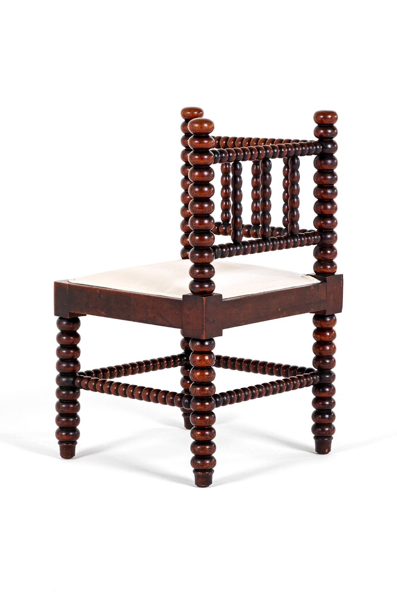 Sculpté à la main English Oak Bobbin Corner Chair en vente