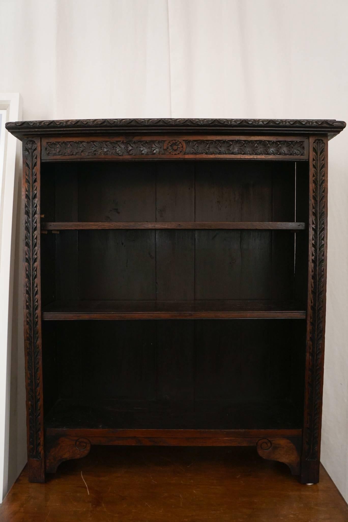 English Oak Carved Bookcase In Good Condition For Sale In Hudson, NY